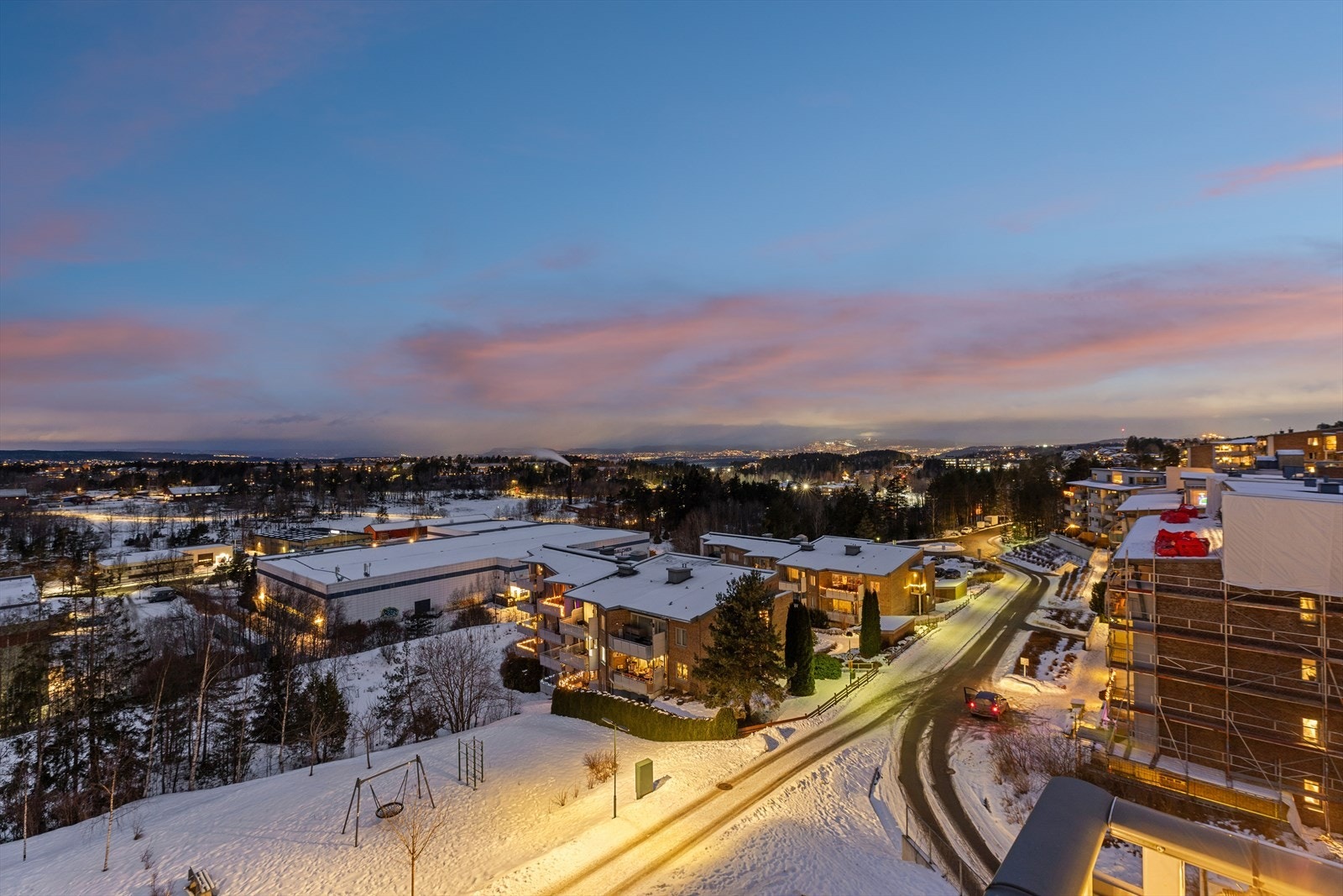 Her kan du nyte varme vår-og sommerdager og en fantastisk utsikt mot grønne omgivelser om sommeren og byen! Galleribilde