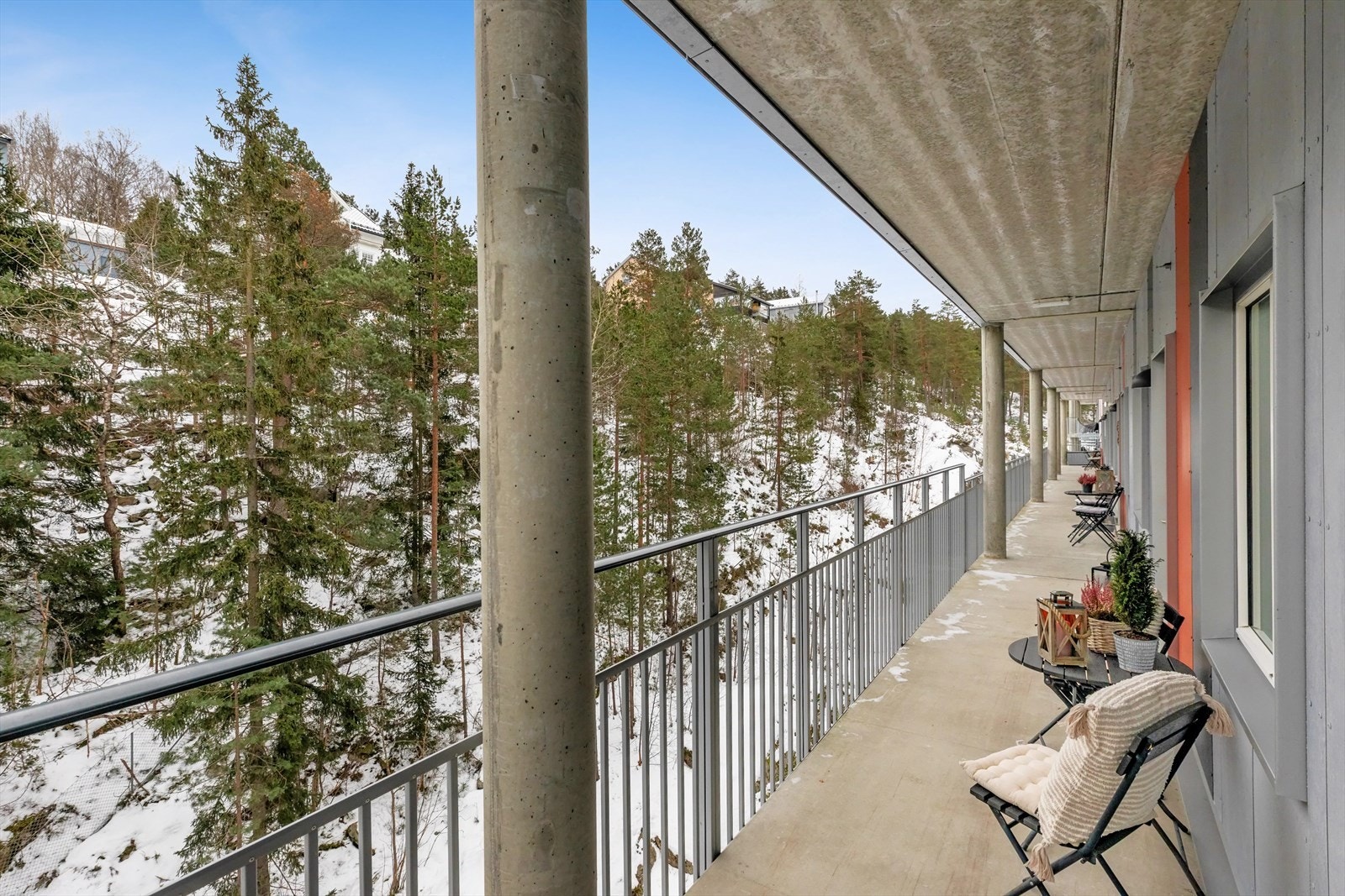 Svalgang med formiddagssol. Galleribilde