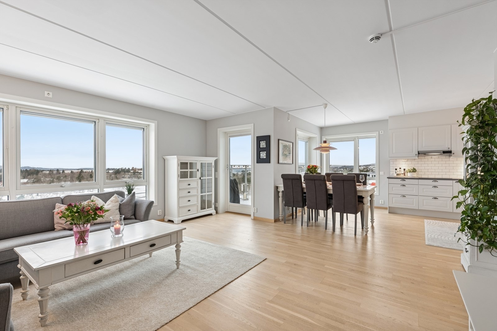 Romslig stuedel med store vinduer som slipper inn rikelig med naturlig lys. Galleribilde