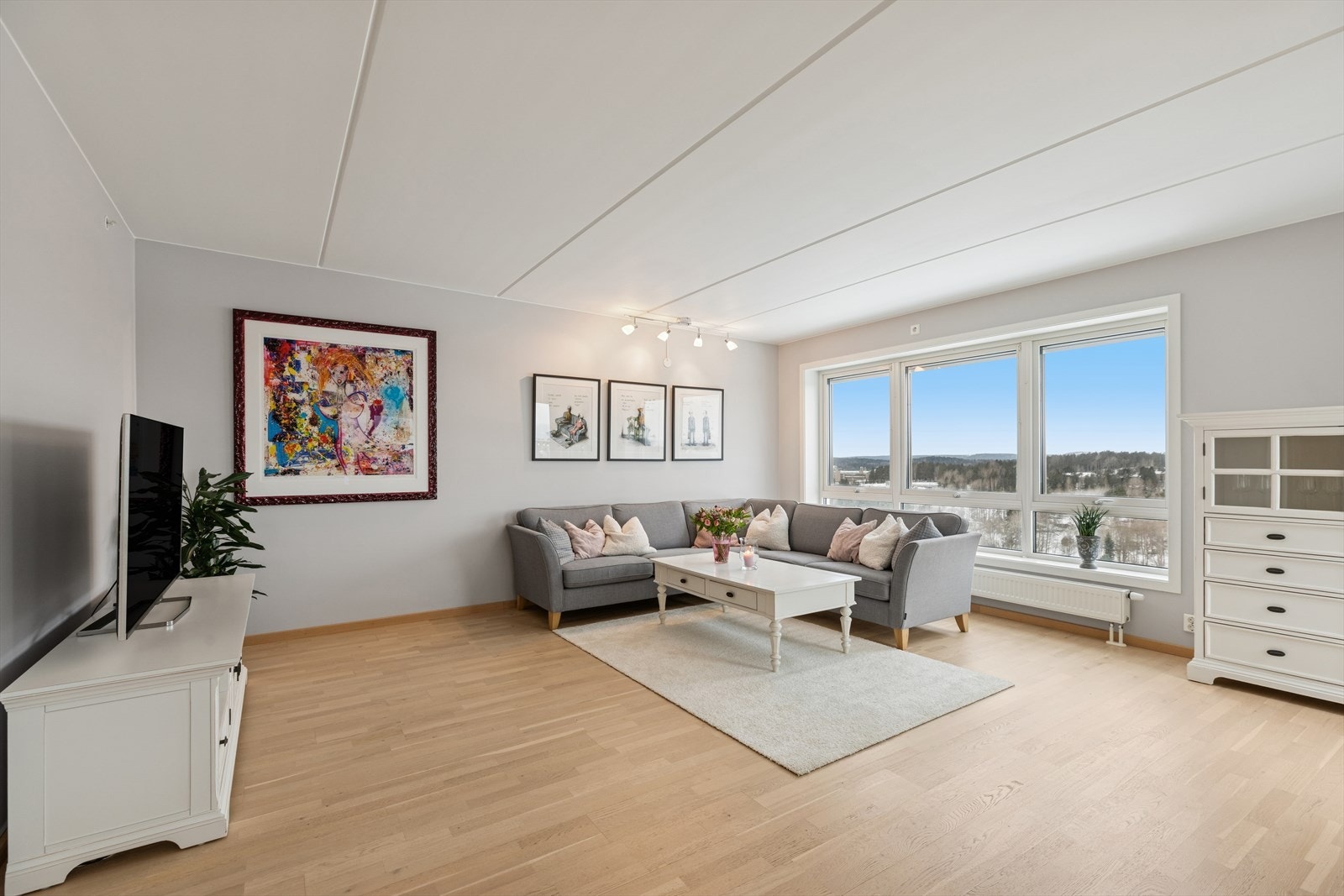 Stuen har flere møbleringsmuligheter med god plass til både sofagruppe og tv-seksjon. Galleribilde