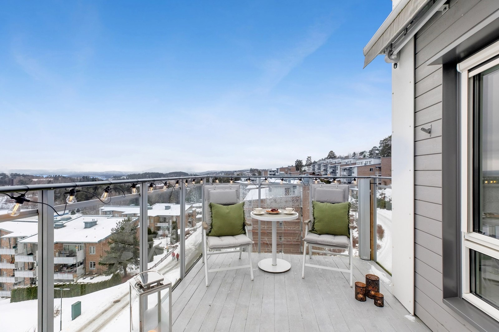 Det er elektrisk styrt markise og utelampe på vegg. Galleribilde