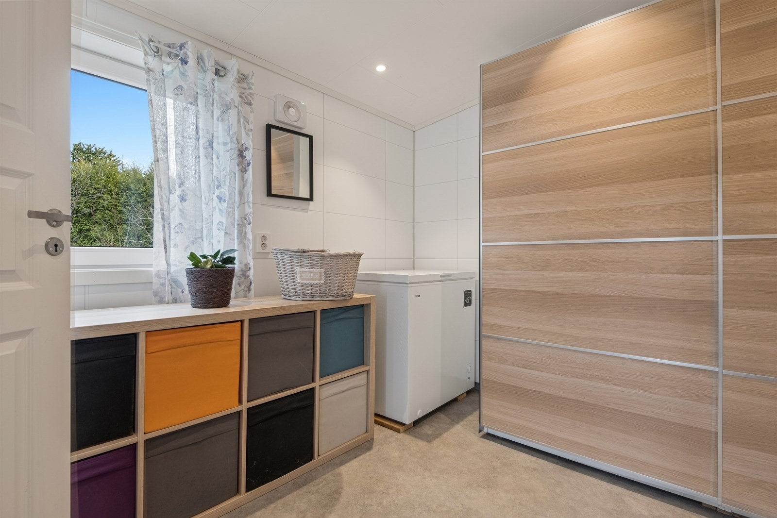 Lyst og praktisk rom med rikelig lagringsplass i både hyller og garderobeskap. Fleksibelt rom med mange muligheter. Galleribilde