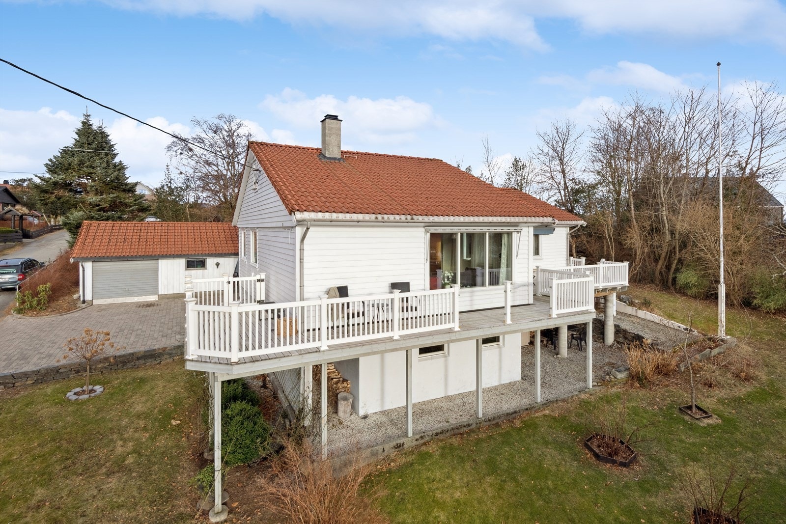 Flat, dels skrånende eiendomstomt pent opparbeidet og utlagt med plen, blomsterbed. busker og diverse trær. Velkommen til hyggelig visning! Galleribilde