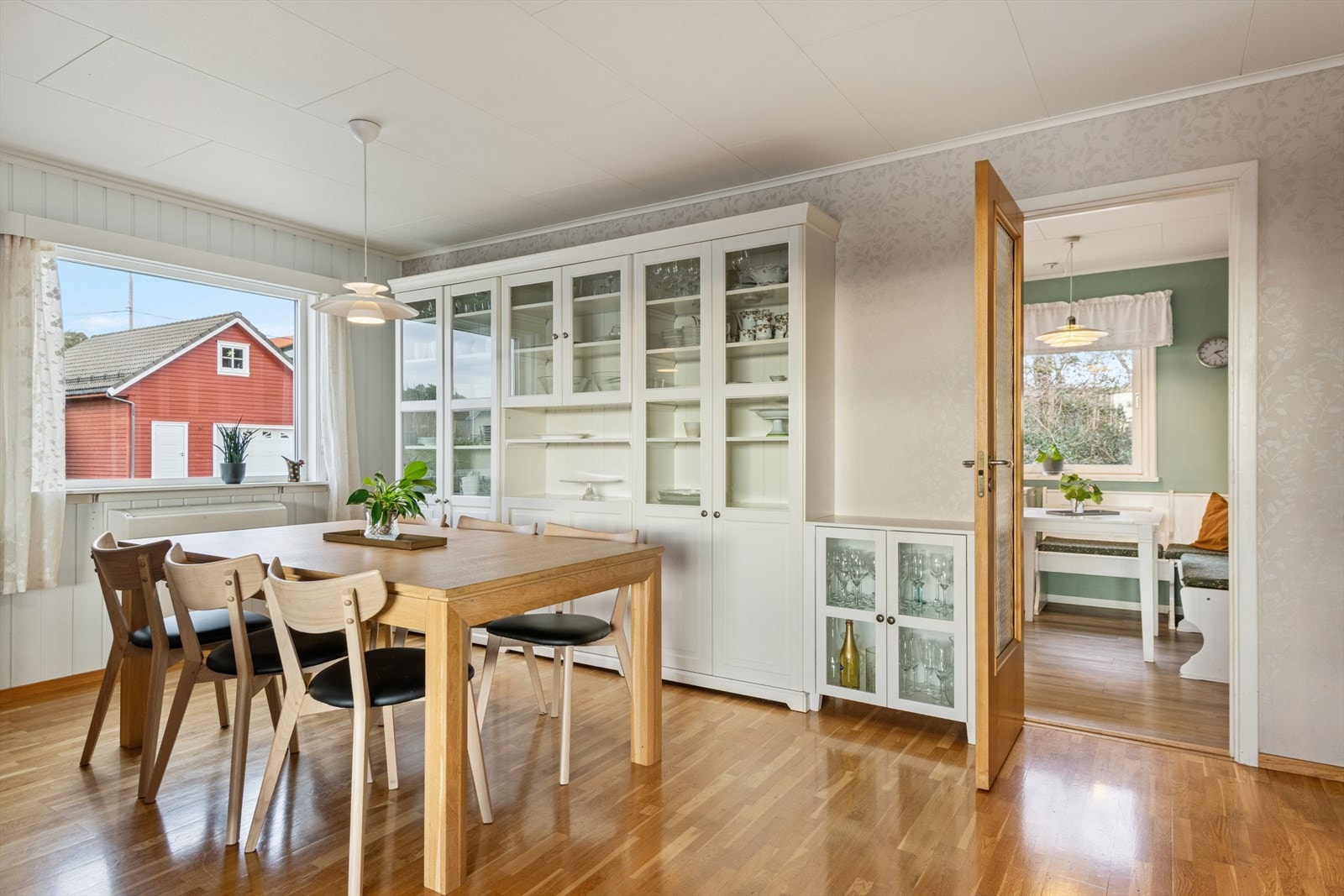 Lys og innbydende spisestue som inviterer til gode samtaler, lange måltider og hyggelig samvær med familie og venner. Galleribilde