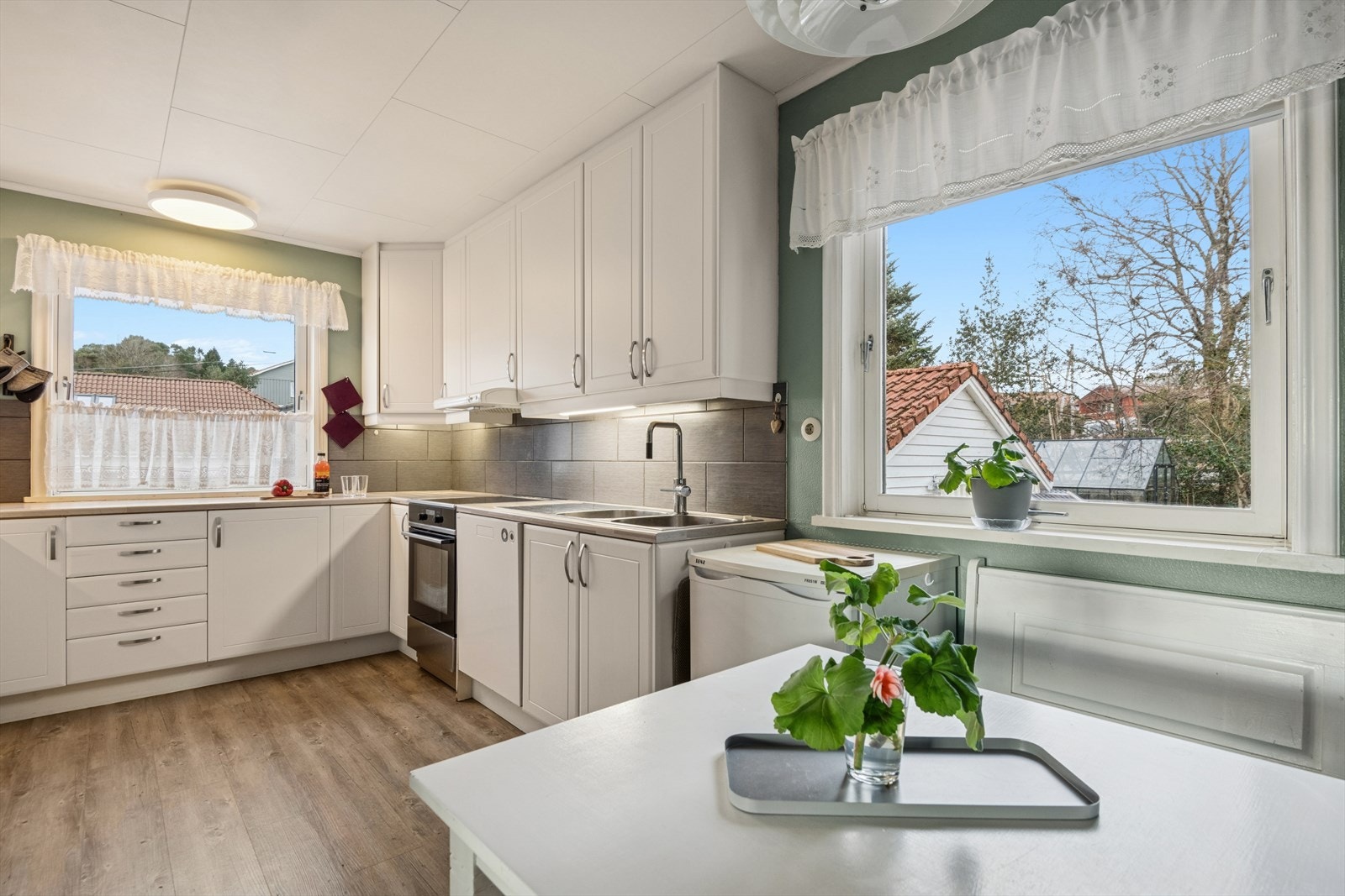 Her er det rikelig med skap- og benkeplass. Benkeplate i laminat som er både praktisk og slitesterk. Galleribilde