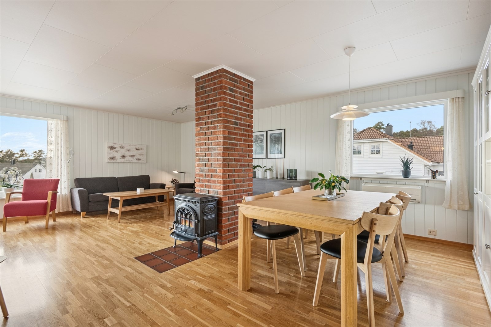 Romslig og lys stue med en atmosfære som inviterer til både avslapning og samvær. Vedovn som gir lun og god varme på kalde vinterdager. Galleribilde