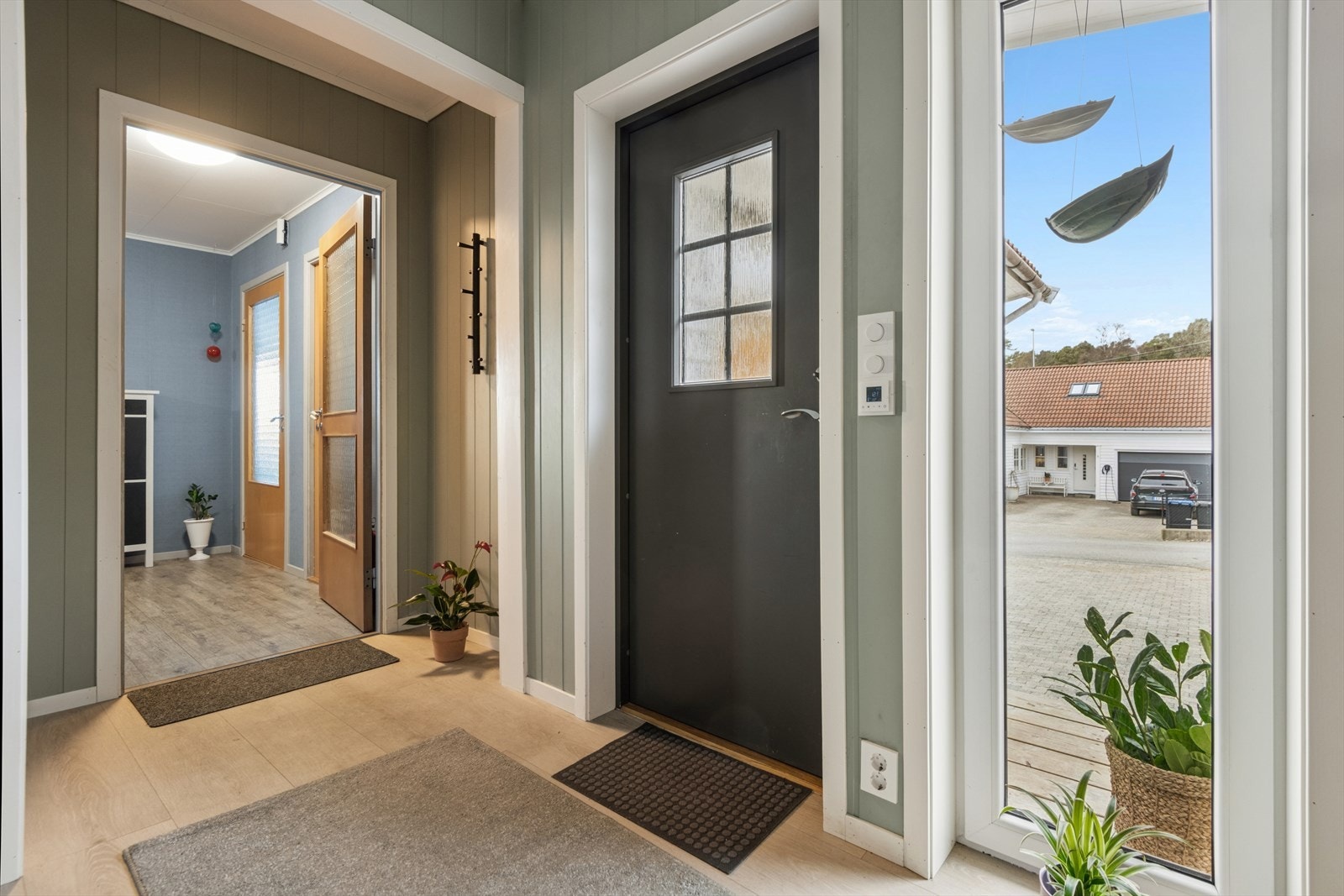 Entréen gir umiddelbart et hyggelig førsteinntrykk. Her strømmer dagslyset inn og skaper en varm og innbydende atmosfære allerede når du kommer inn døren. Galleribilde