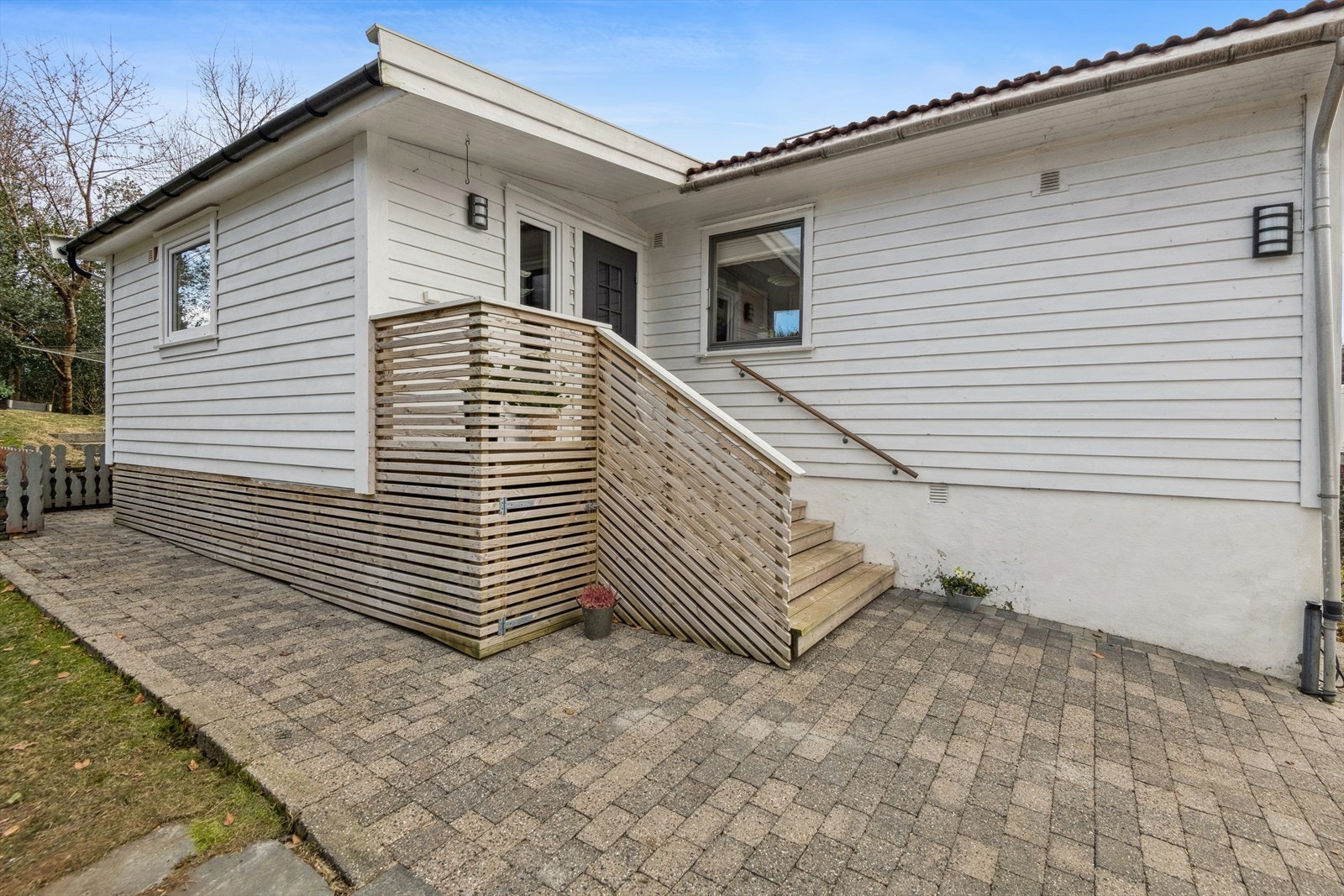 Pent inngangsparti som ønsker deg velkommen til det som kan bli ditt nye hjem! Galleribilde