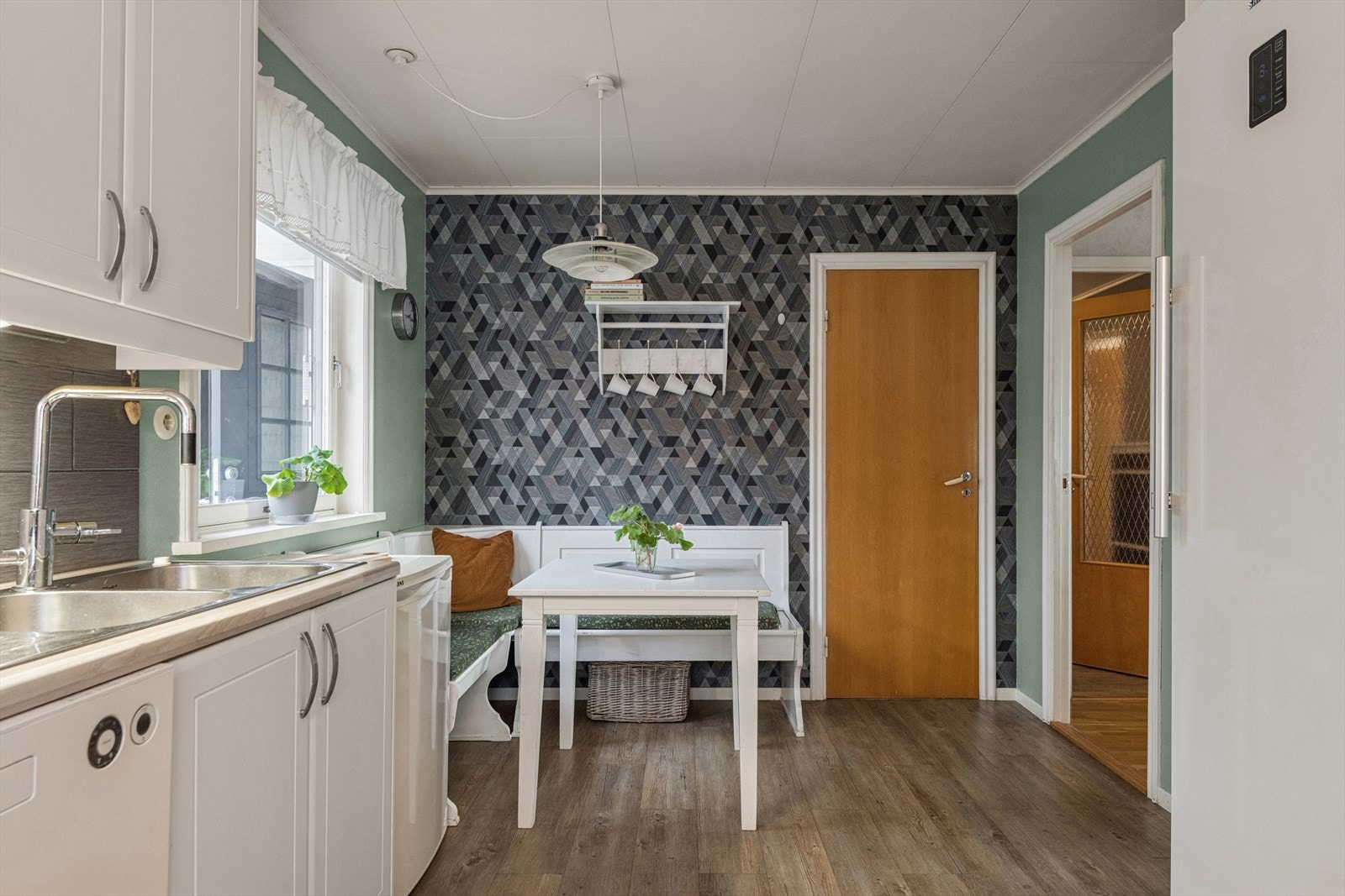 Kjøkken med plass til frokostbord, perfekt for rolige morgenstunder og hyggelige måltider. Galleribilde