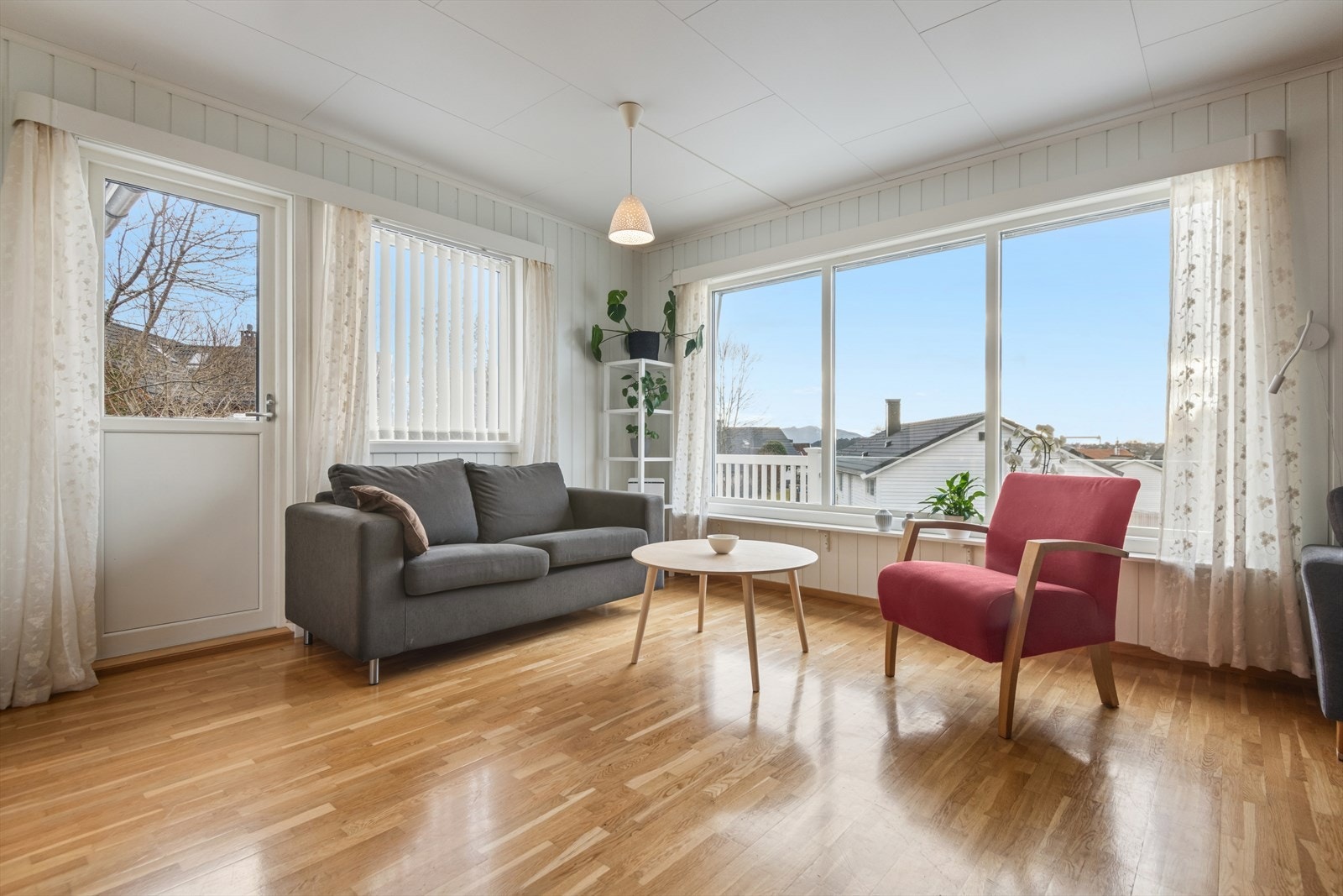 Fra stuen har du også direkte utgang til en stor, solrik og innbydende terrasse. Galleribilde