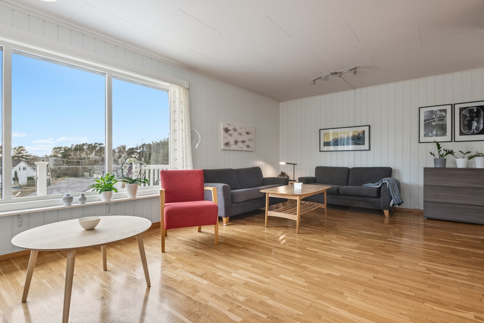 Store vindusflatene slipper inn rikelige mengder naturlig lys og skaper en varm og harmonisk stemning gjennom hele dagen. Galleribilde