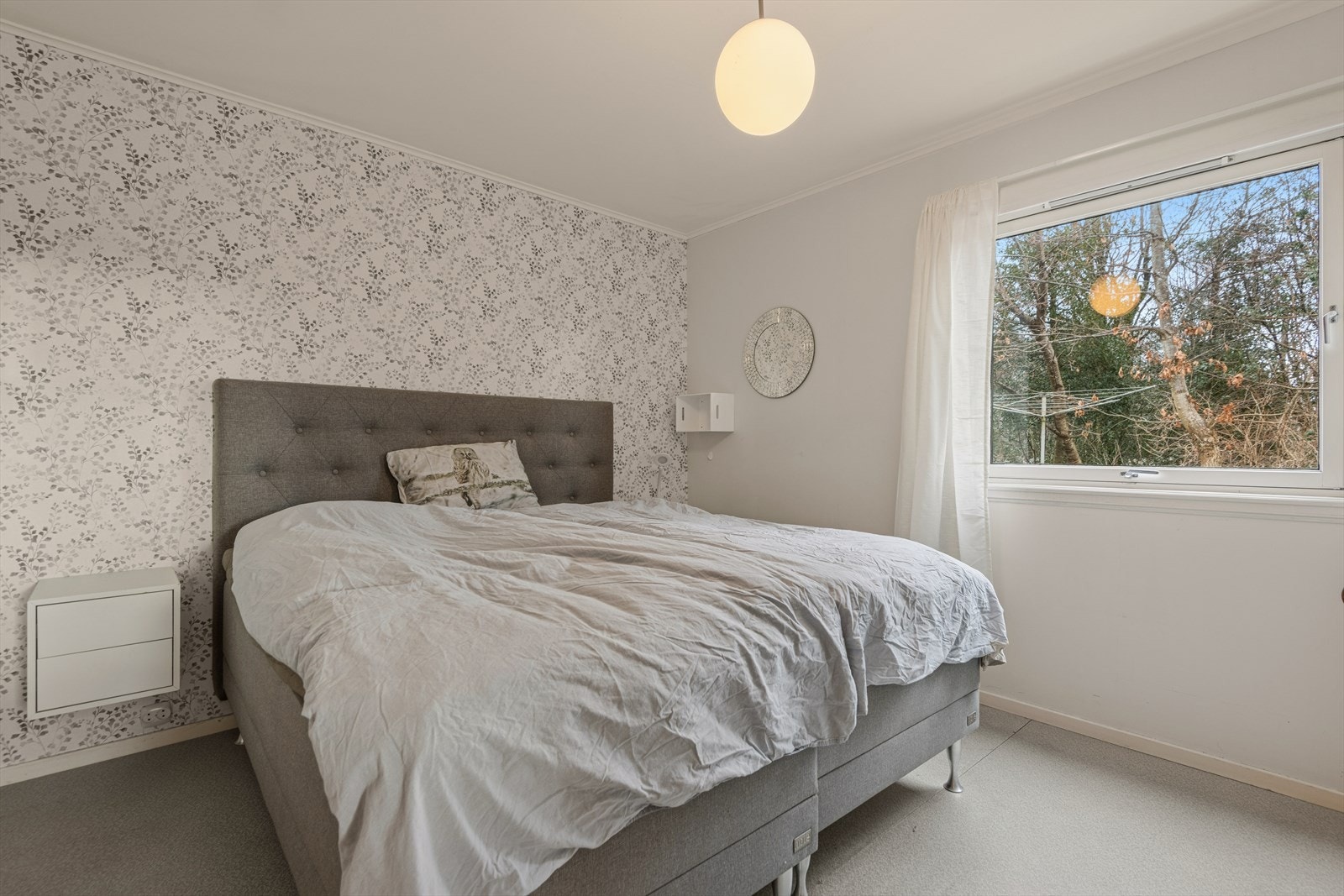 Lyst og romslig soverom med god plass til dobbeltseng. Galleribilde