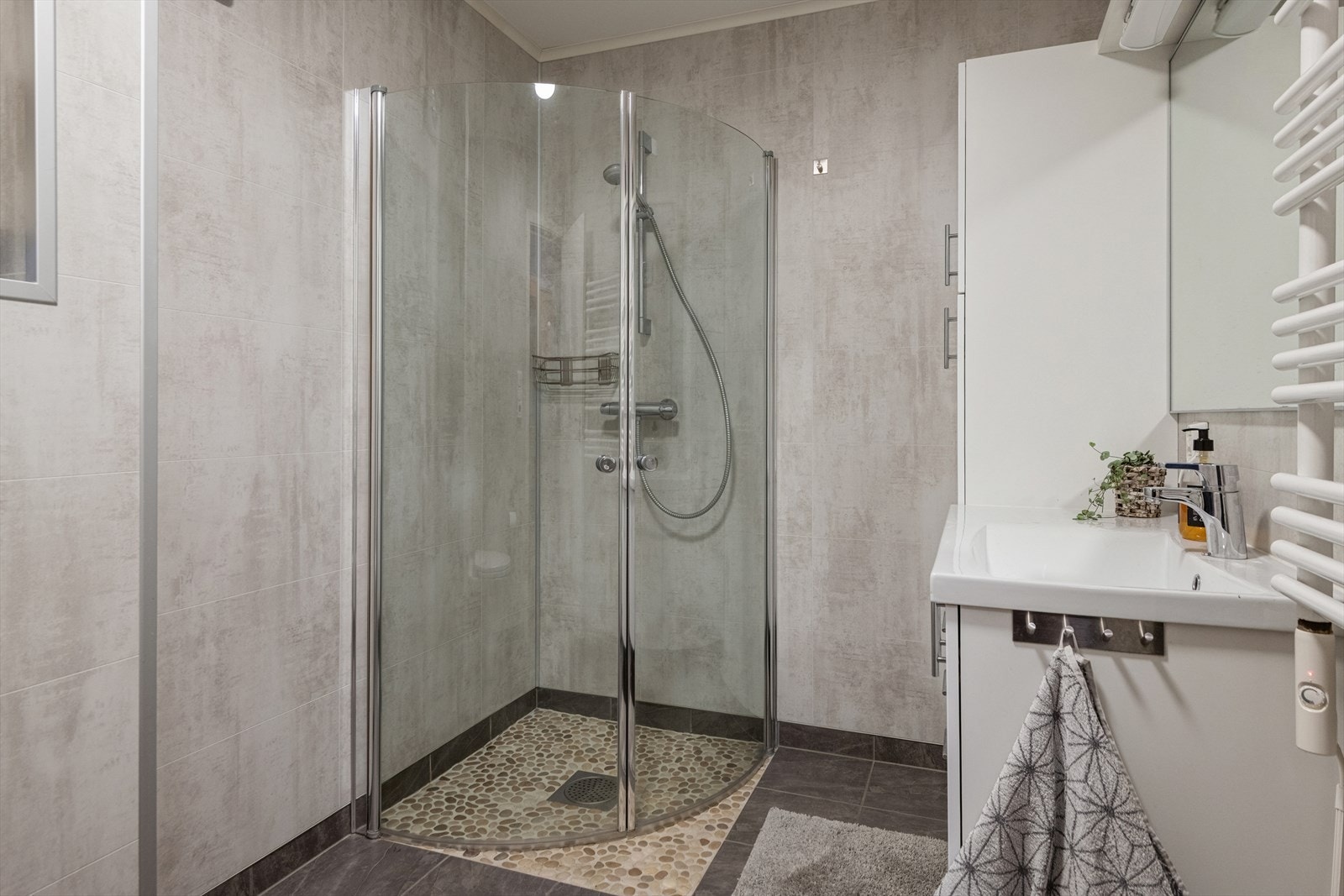 Dusjhjørne med glassvegger. Galleribilde