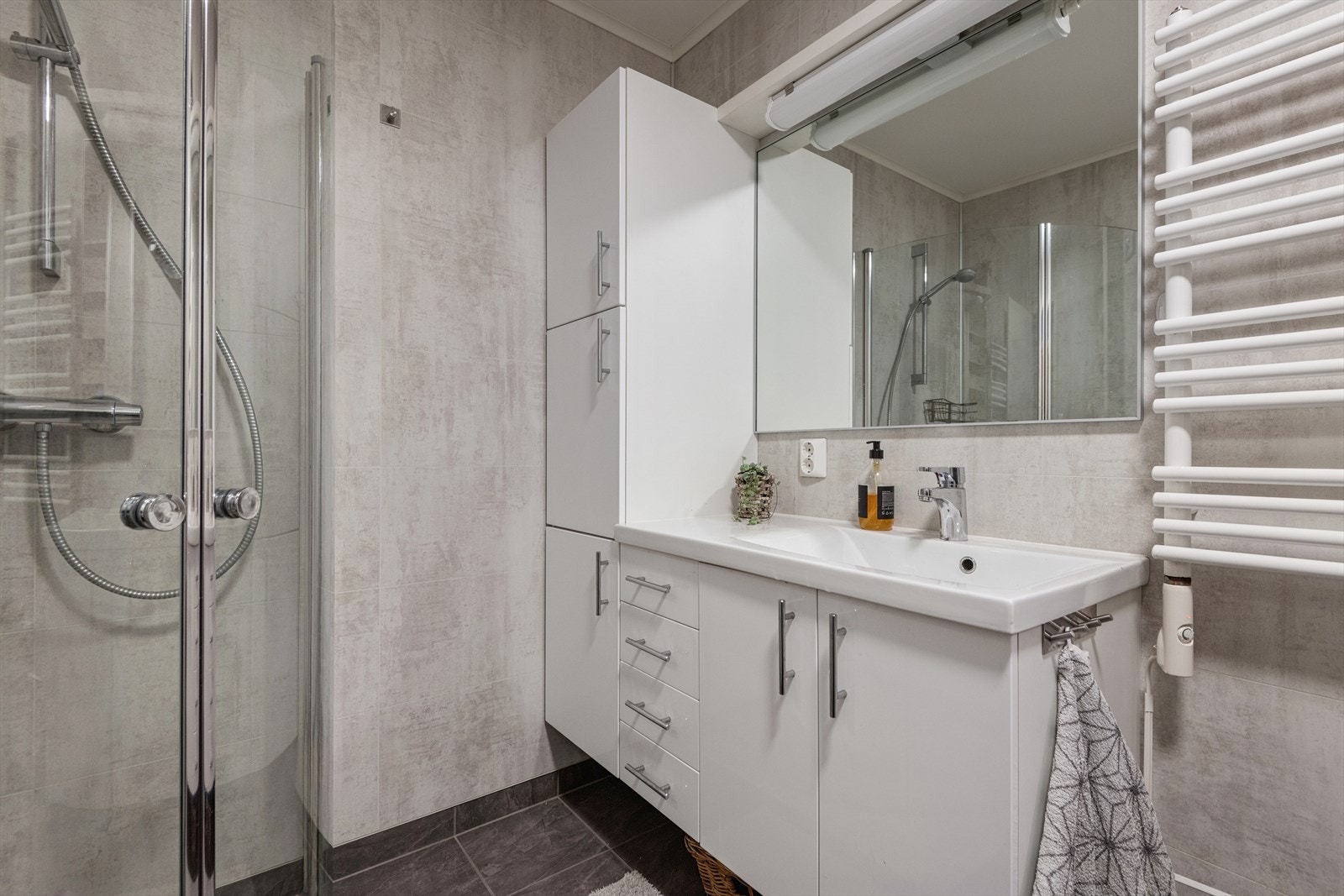 Funksjonell og smakfull løsning som gjør badet både praktisk og komfortabelt i hverdagen. Varmekabler i gulv. Galleribilde