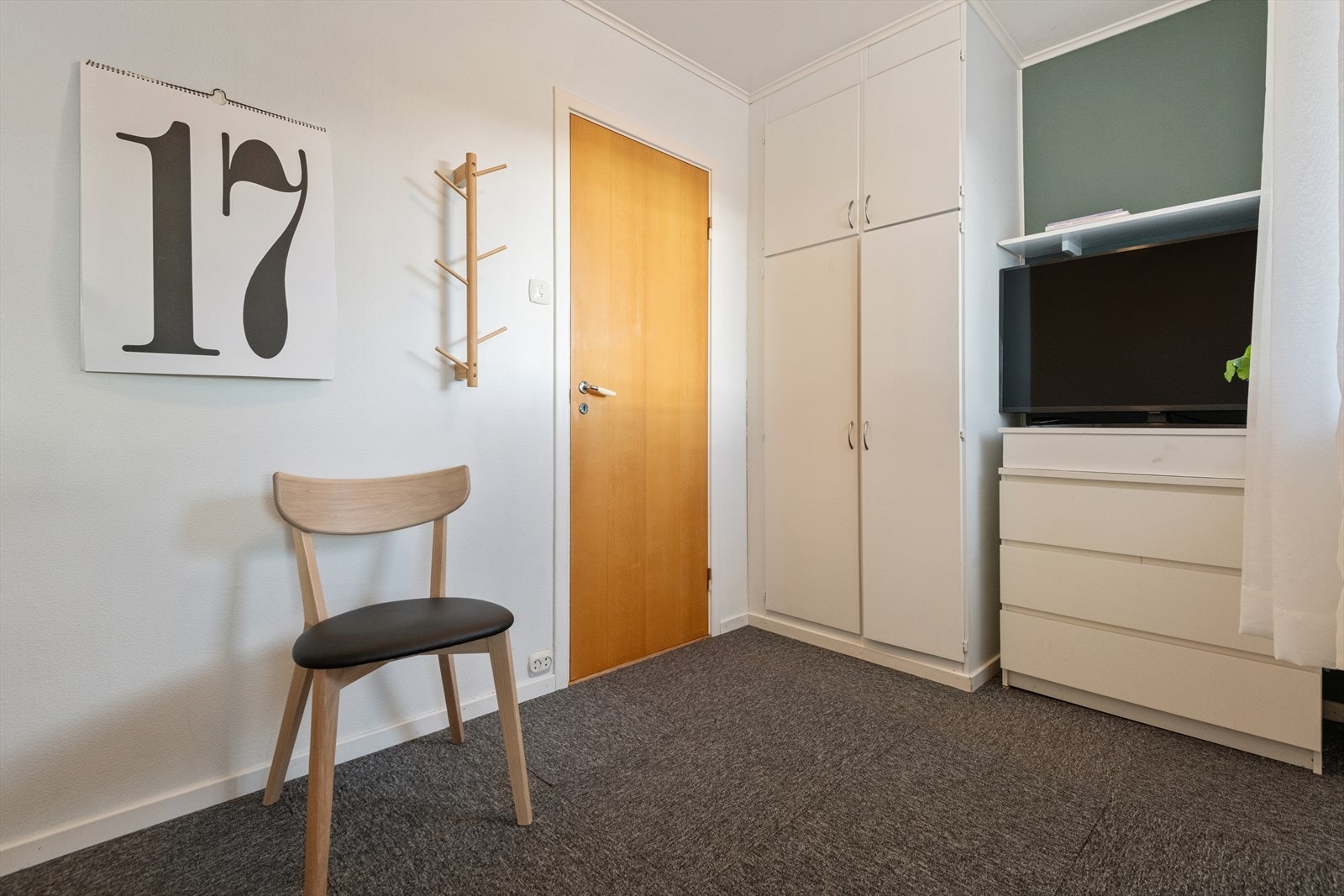 Soverom av god størrelse med rikelig skapplass, lyst og ryddig rom som står klart for egen møblering. Galleribilde