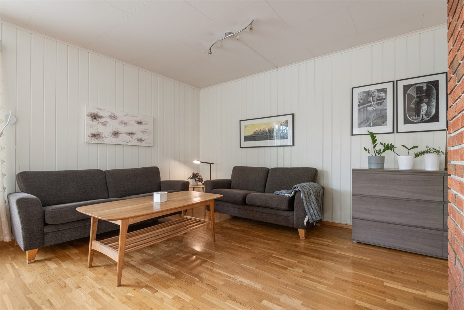 Et koselig sofahjørne som skaper ro i stua. Galleribilde