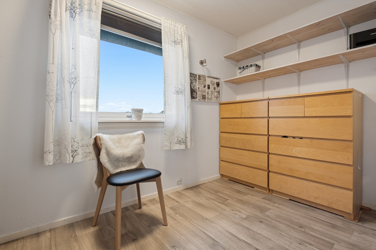 Romslig soverom med god plass til både hyller og smarte garderobeløsninger. Galleribilde