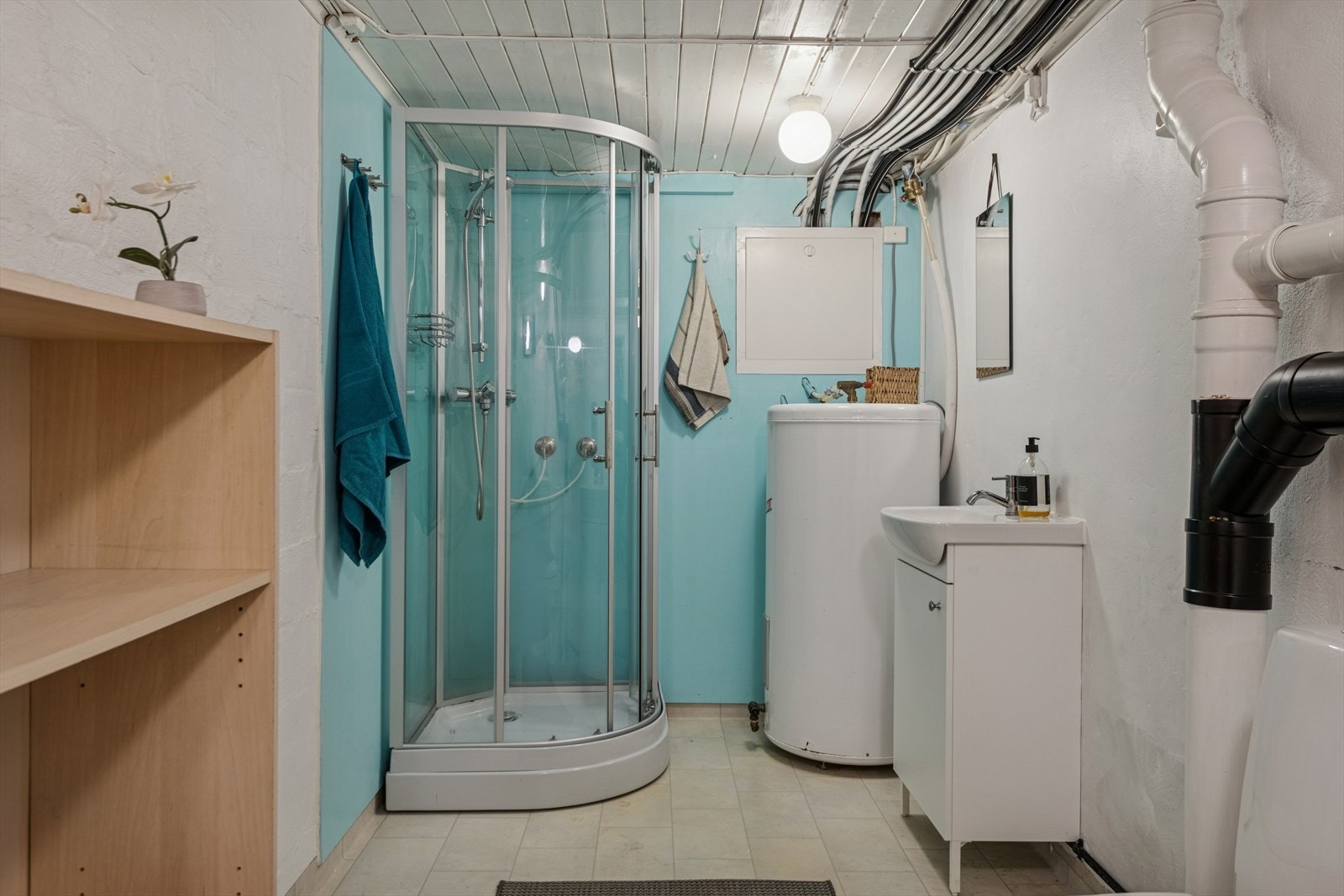 Bad i kjeller har innredning med toalett, baderomsinnredning med vask og dusjkabinett. Galleribilde