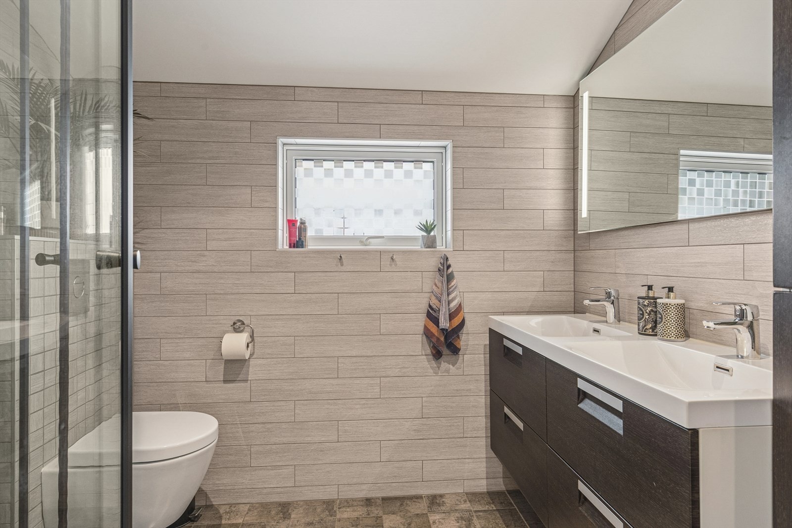 Totalrenovert bad fra 2017, nytt dusjkabinett fra 2024. Galleribilde