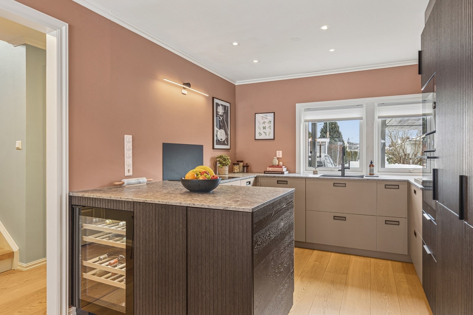 Gjennomgående med vinduer på begge sider. Galleribilde