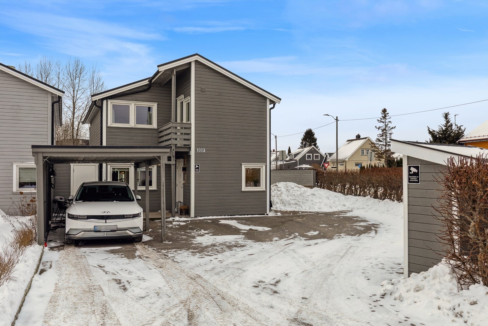 Carport foran inngangspartiet. Galleribilde