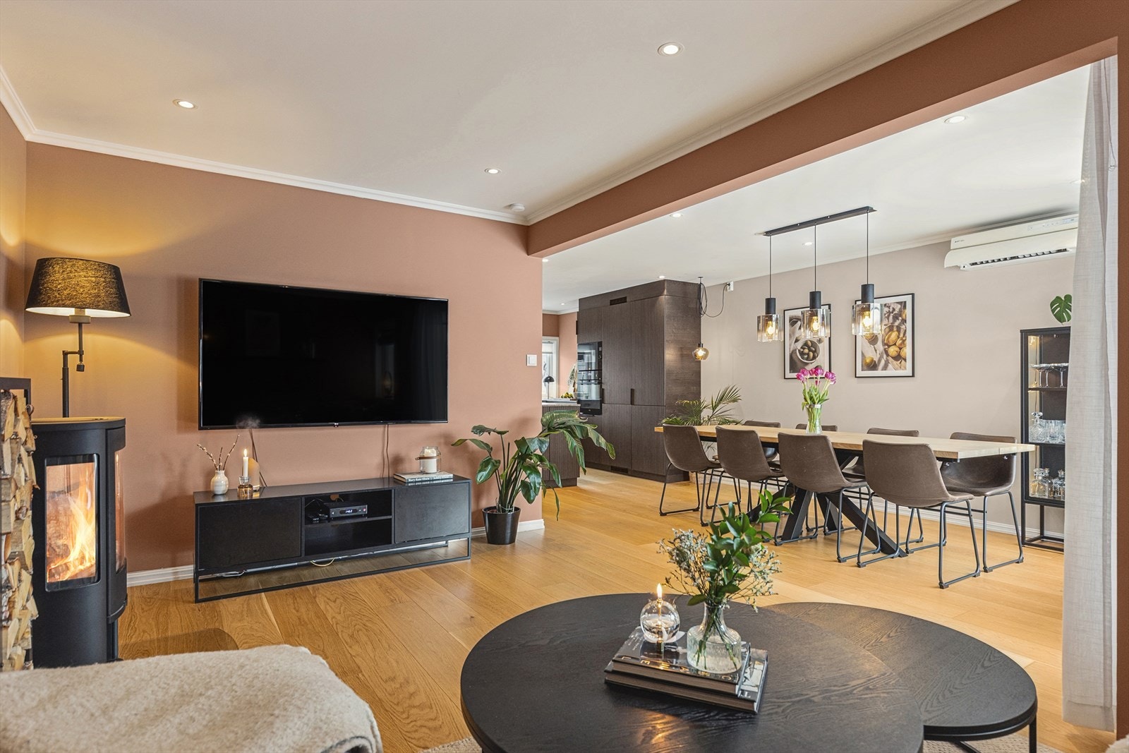 Åpen og fin etasje. Galleribilde