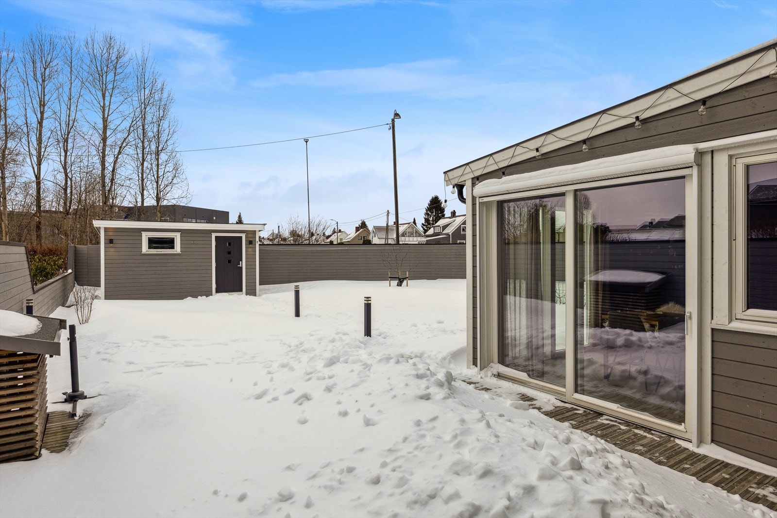 Hagen og uteområder mot vest, inngjerdet og svært hyggelig opparbeidet. Galleribilde