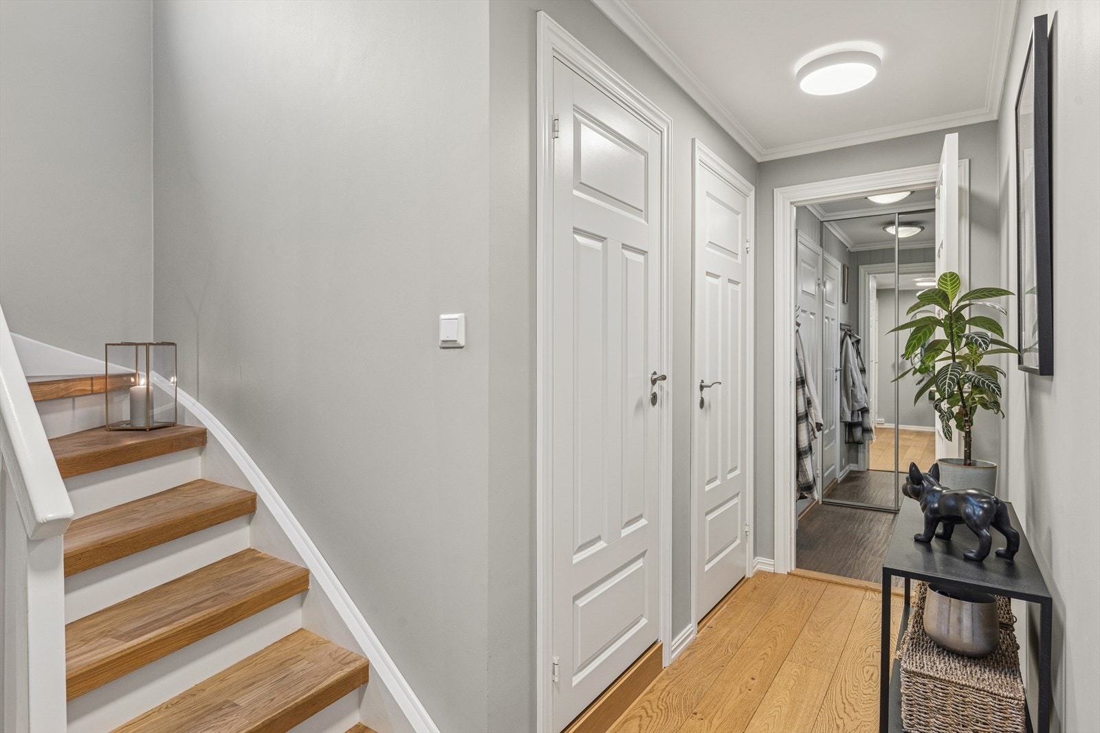 Bod, toalettrom og vaskerom på rekke ved inngangsdøren. Galleribilde