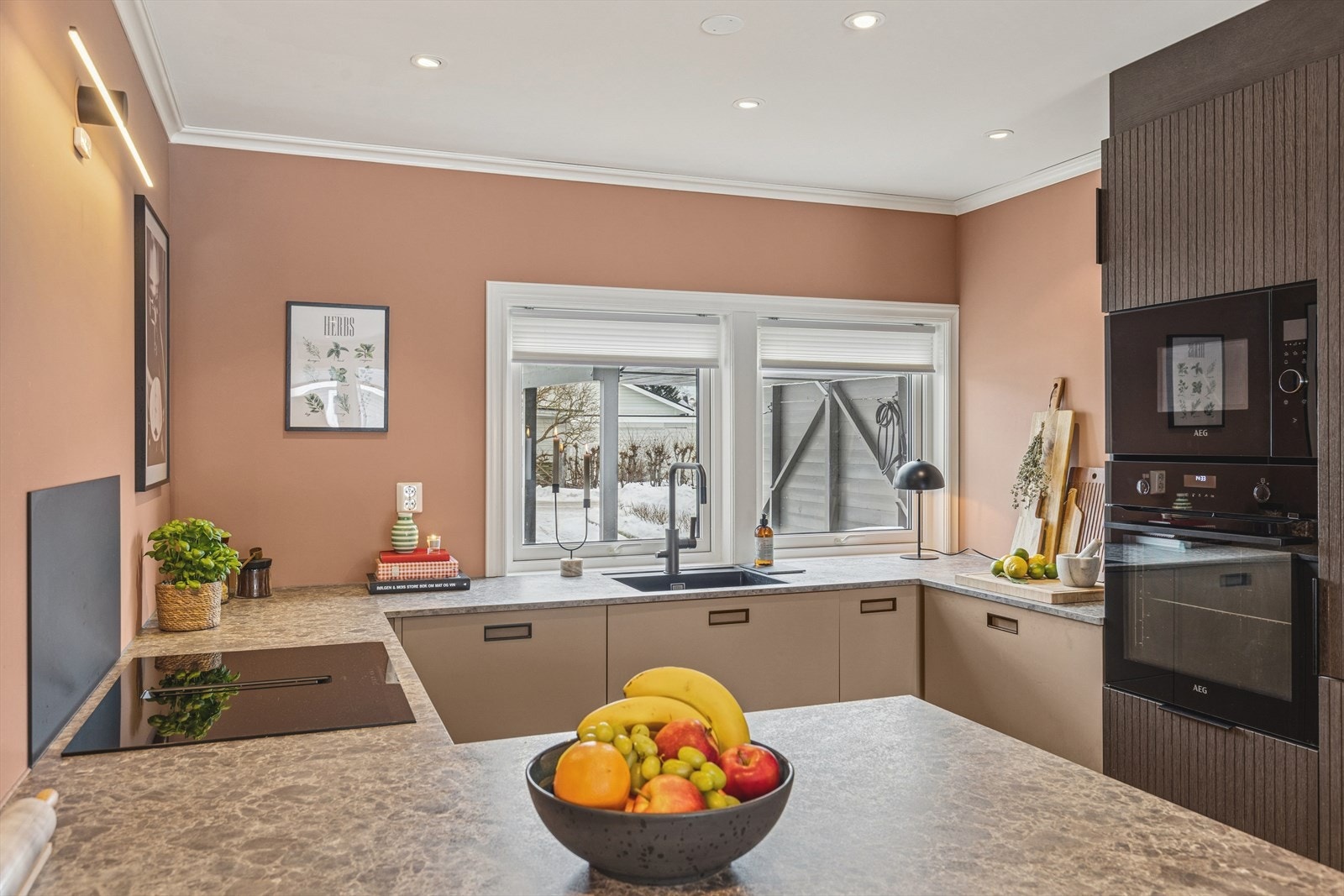 Mye benkplass og gode arbeidsforhold. Galleribilde