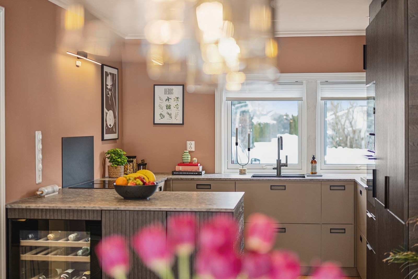 Inkluderende og hyggelig løsning for husets kokk. Galleribilde