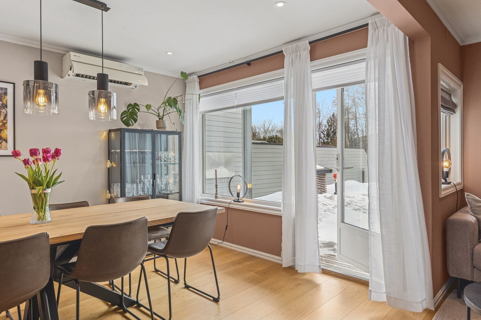 Utgang til hage og markterrasse. Galleribilde