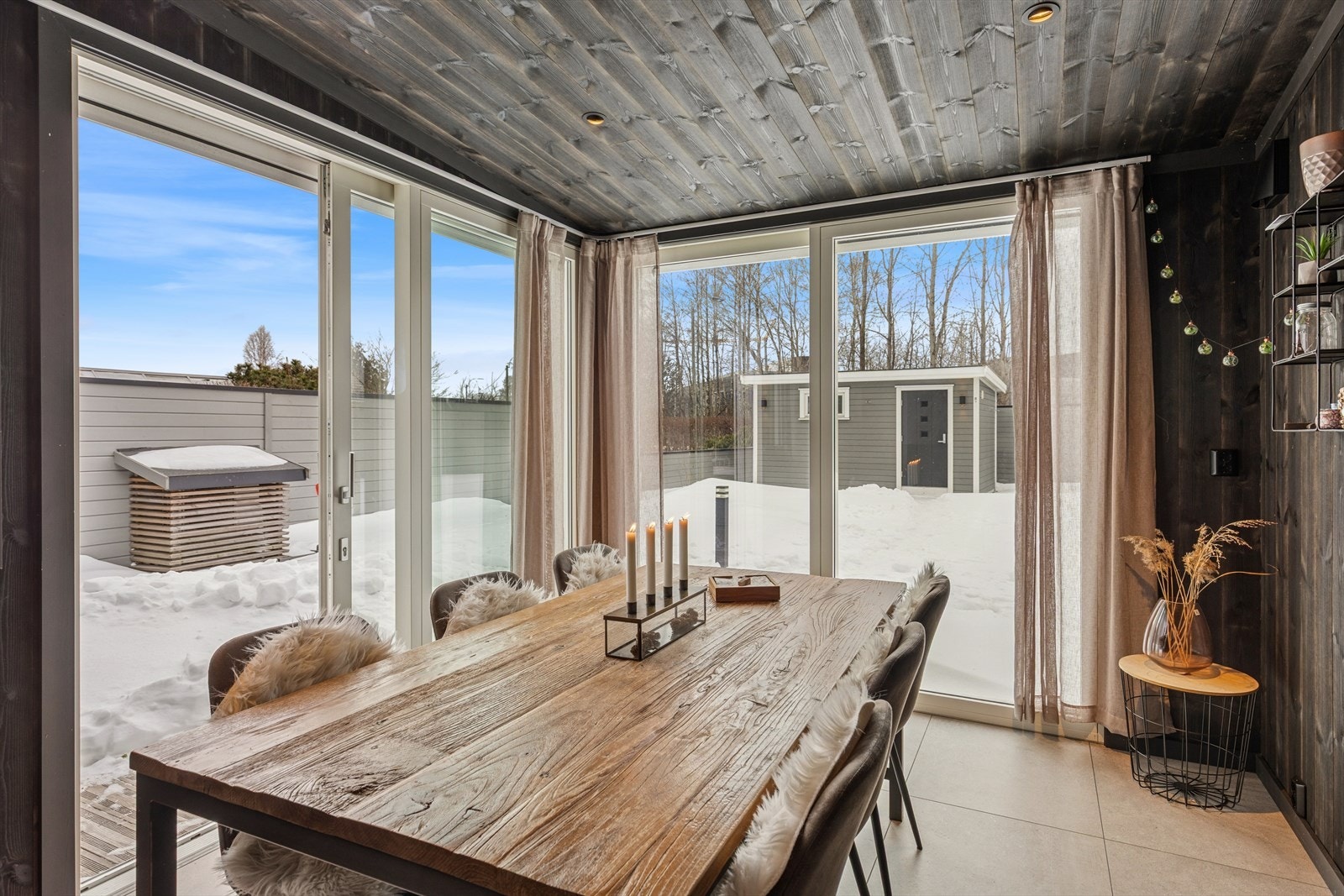 Innredet hagestue ved markterrassen, og utebod i enden av hagen. Galleribilde