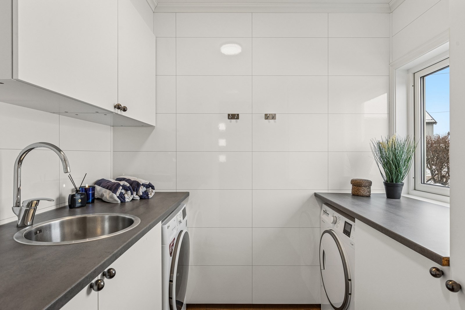 Praktisk og pent vaskerom 1. etasje. Galleribilde