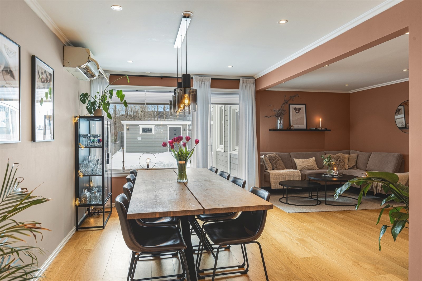 Naturlig spisestue sone foran kjøkkenet. Galleribilde