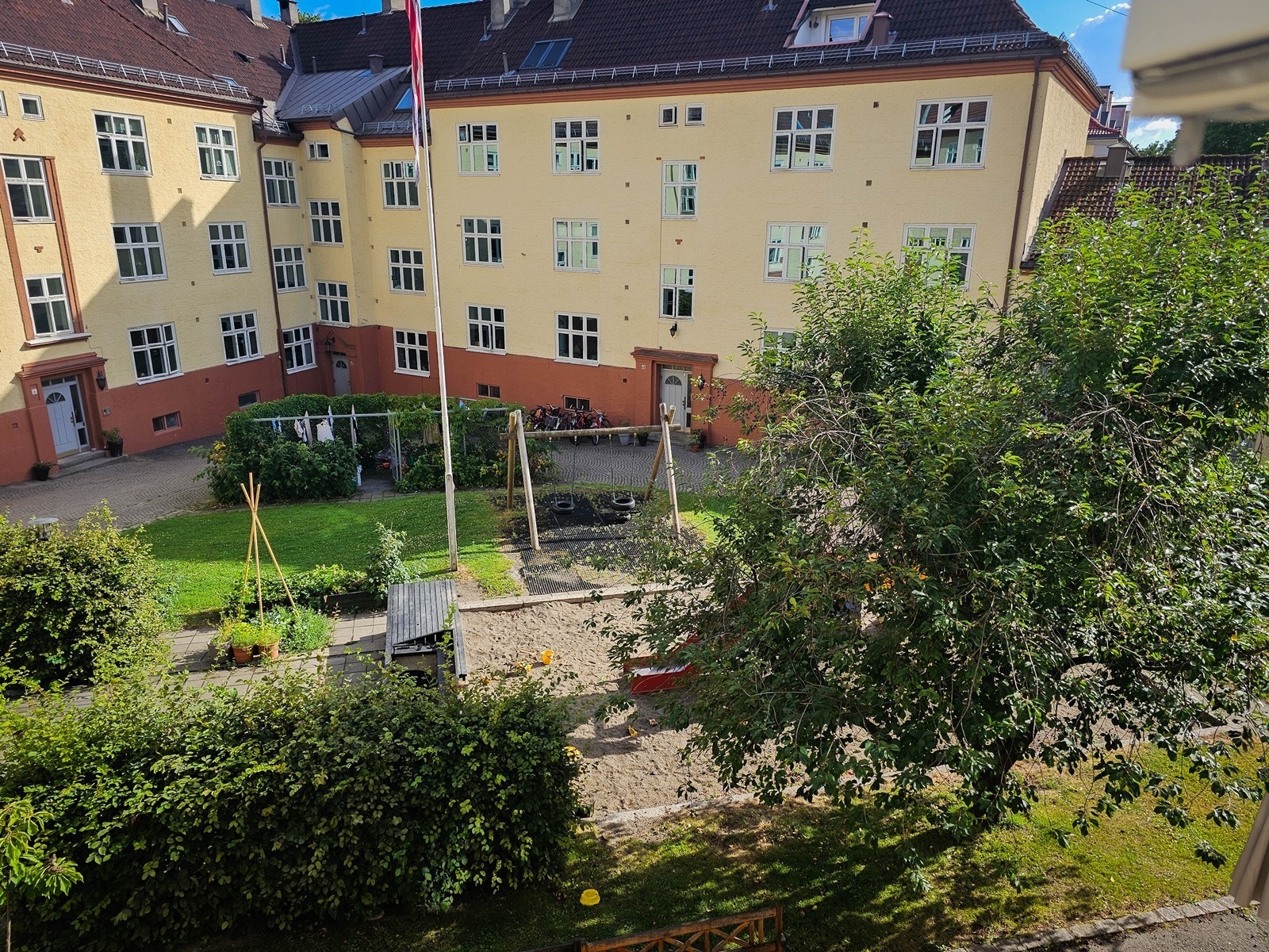 Bakgård Galleribilde