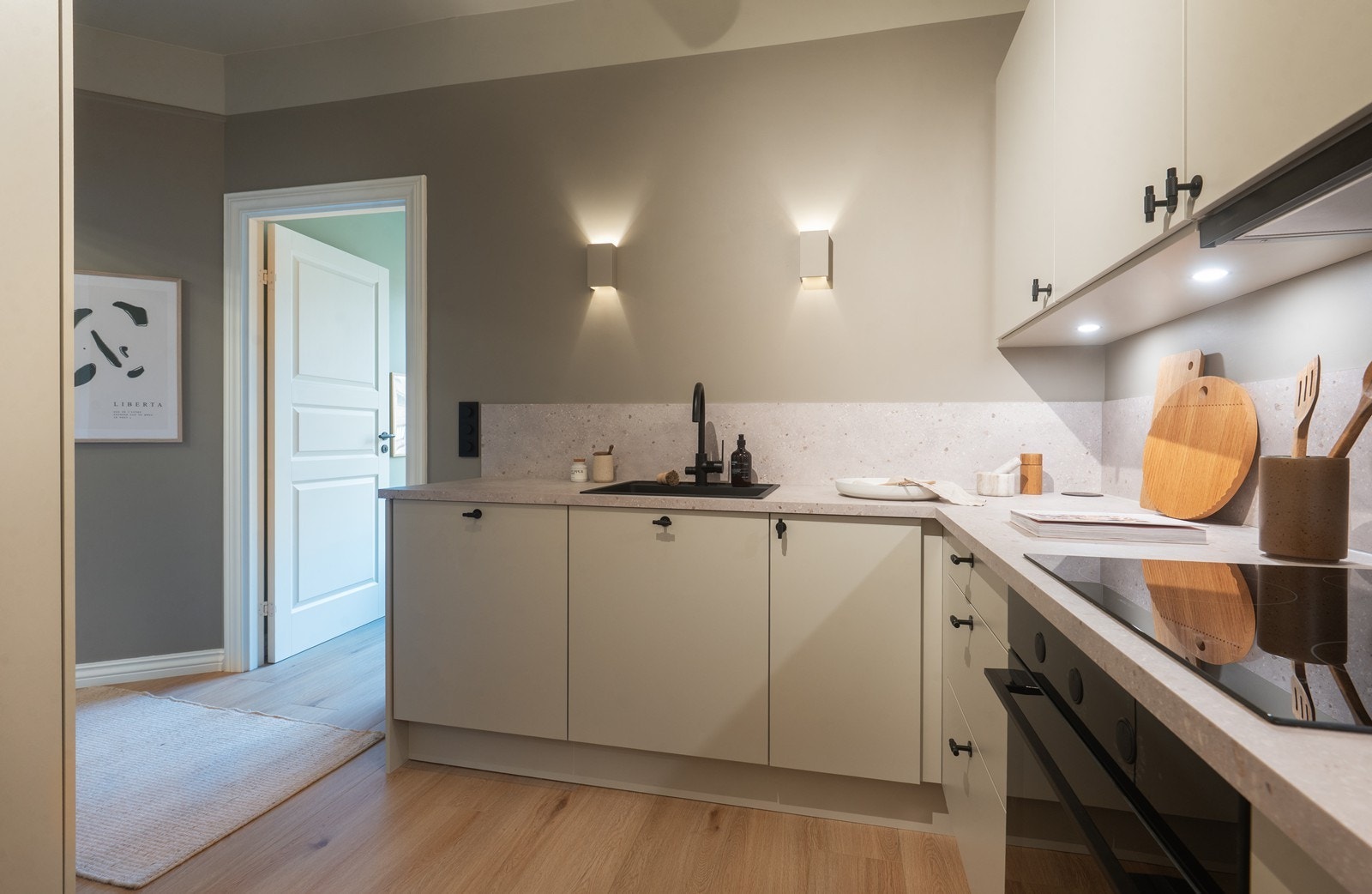 Kjøkkenet har rikelig med både skap- og benkeplass Galleribilde