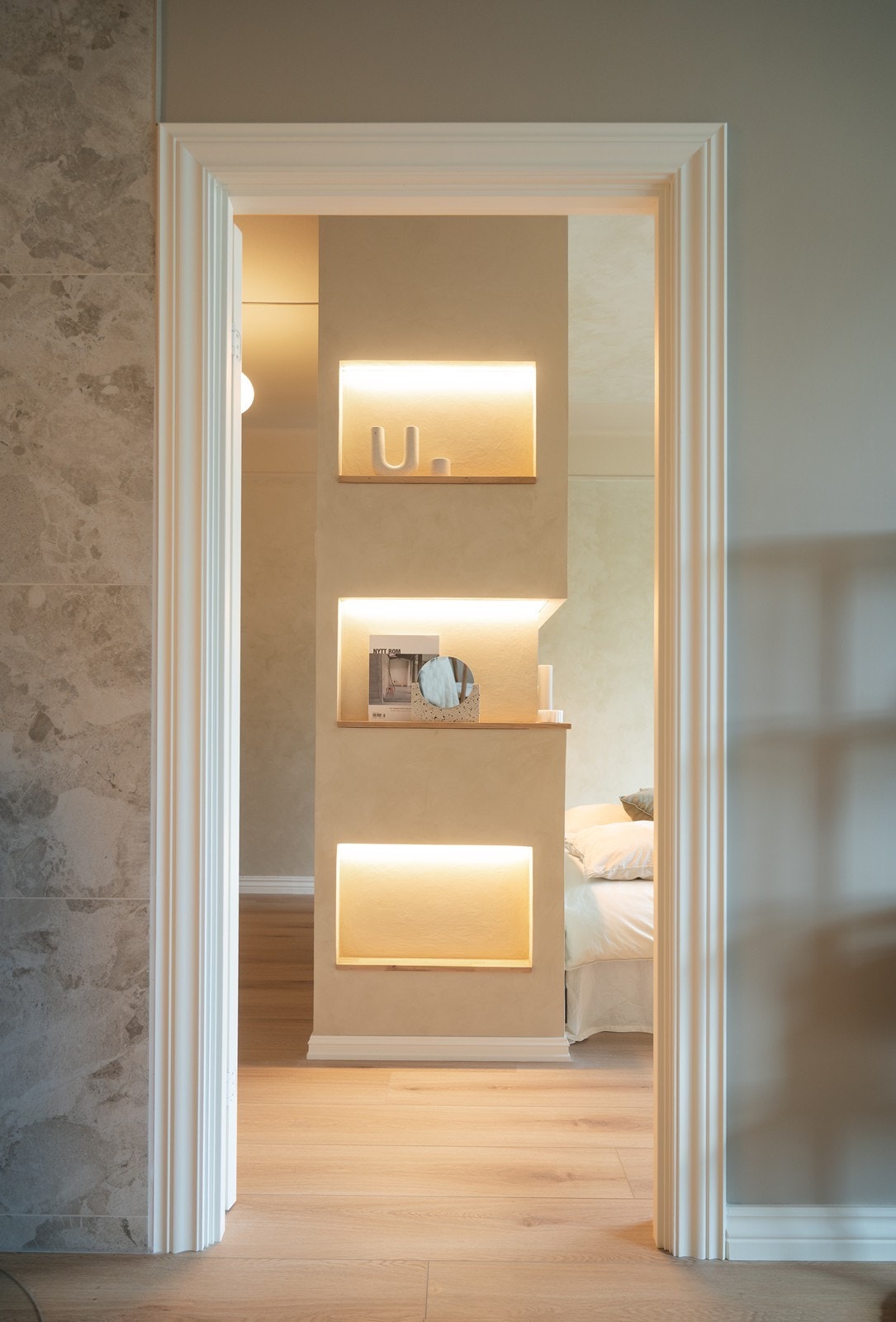 Det er installert trådløst Plejd-system for styring av belysning i alle rom, inkludert programmering via app Galleribilde