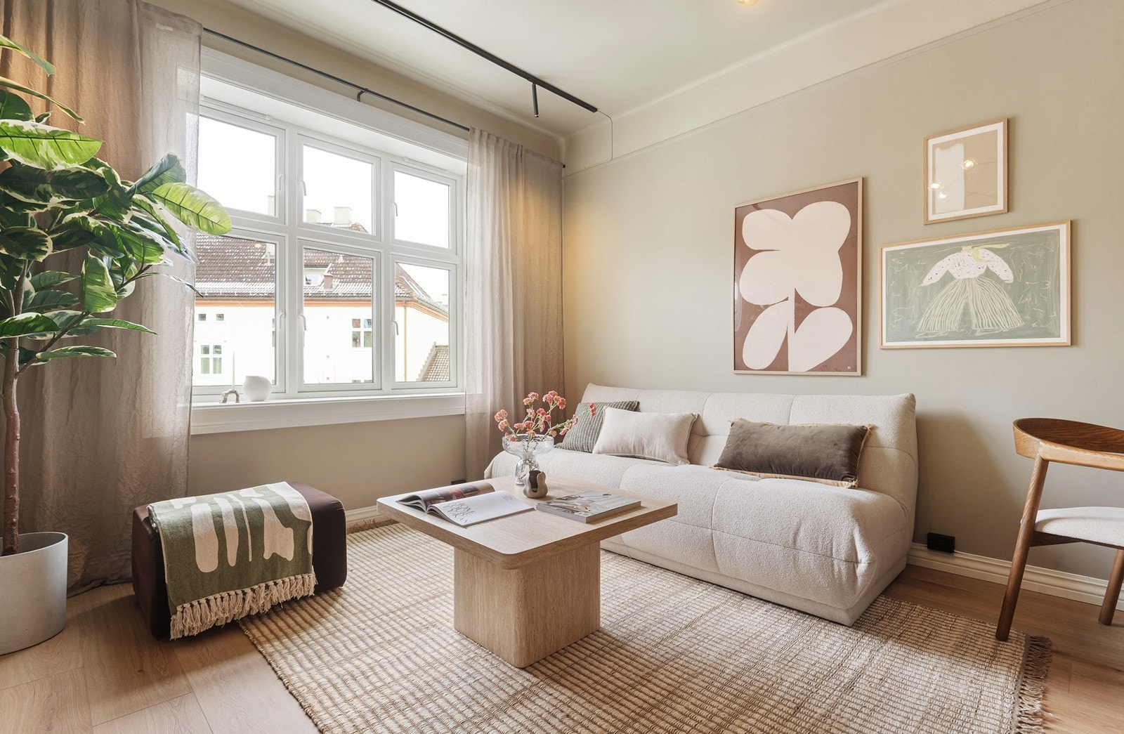 Boligen har store vindusflater som slipper inn rikelig med naturlig lys Galleribilde