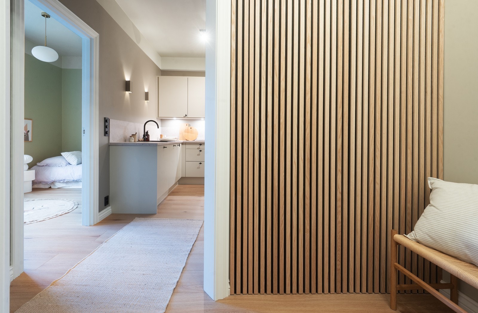 Entré med lekker garderobeløsning i spilevegg Galleribilde