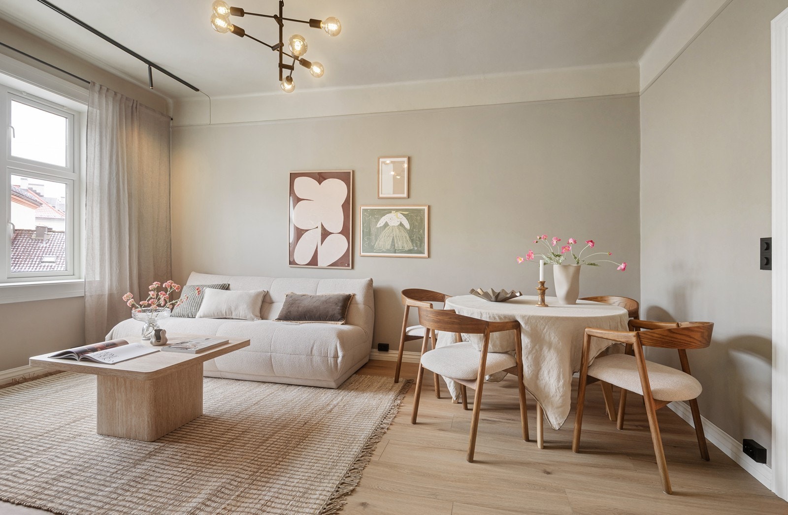 Leilighetens romslige planløsning gir fine muligheter for å skape ulike soner tilpasset behov og livsstil Galleribilde