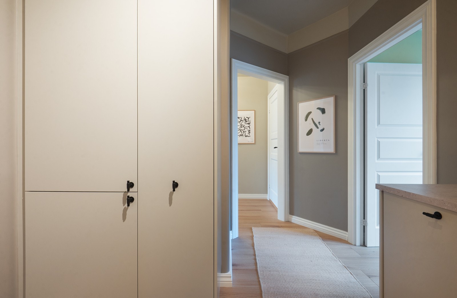 Fra kjøkkenet er det adkomst til soverom 2 samt entré og baderommet som ligger i tilknytning til entréen Galleribilde