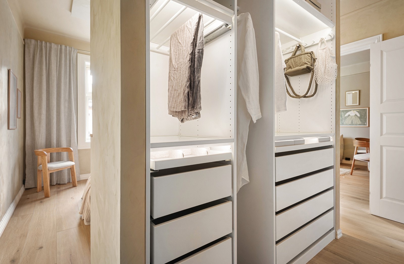 Plassbygd garderobeløsning bak sengen gir smart oppbevaring og en ryddig, helhetlig romfølelse Galleribilde