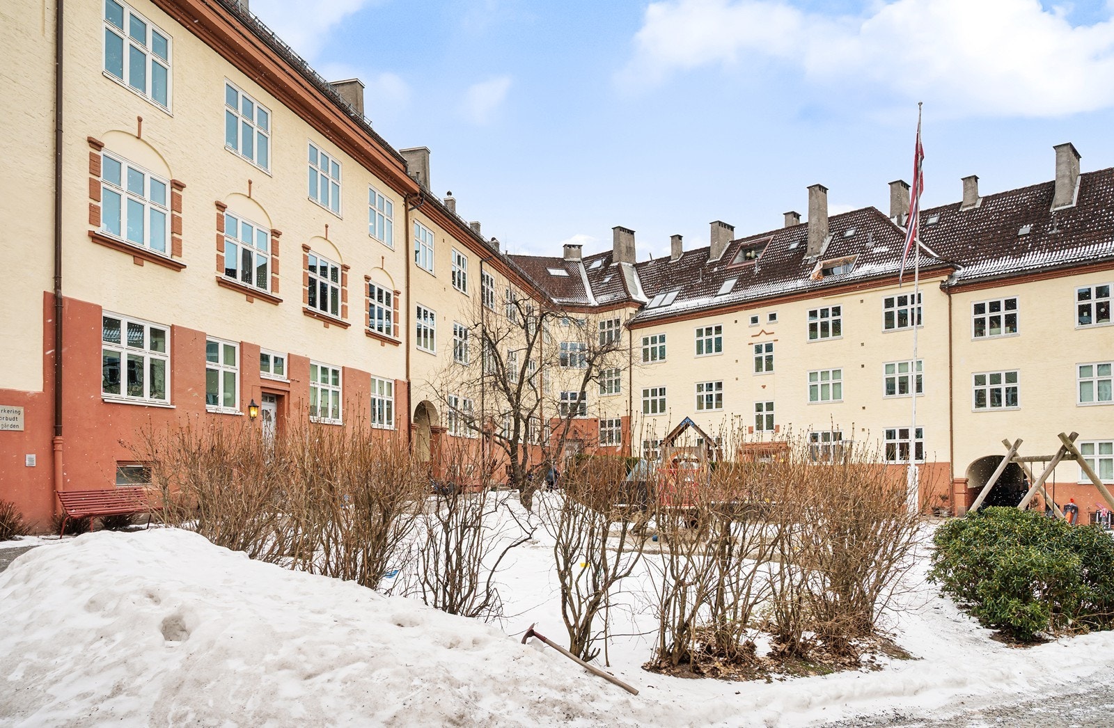 Flott, parkpreget indre gårdsrom med adkomst gjennom tre portaler Galleribilde