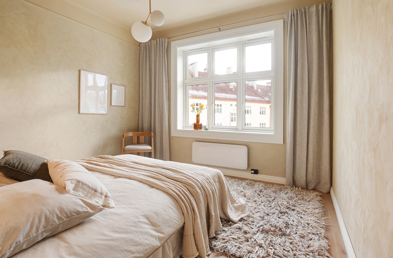 Soveromsvinduet vender ut mot stille og rolig bakgård Galleribilde