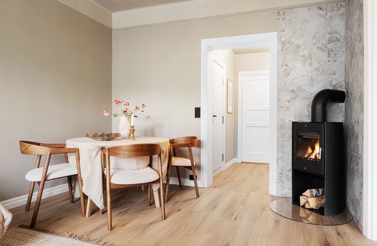 Stuen har god plass til spisebord, perfekt for sosiale sammenkomster Galleribilde