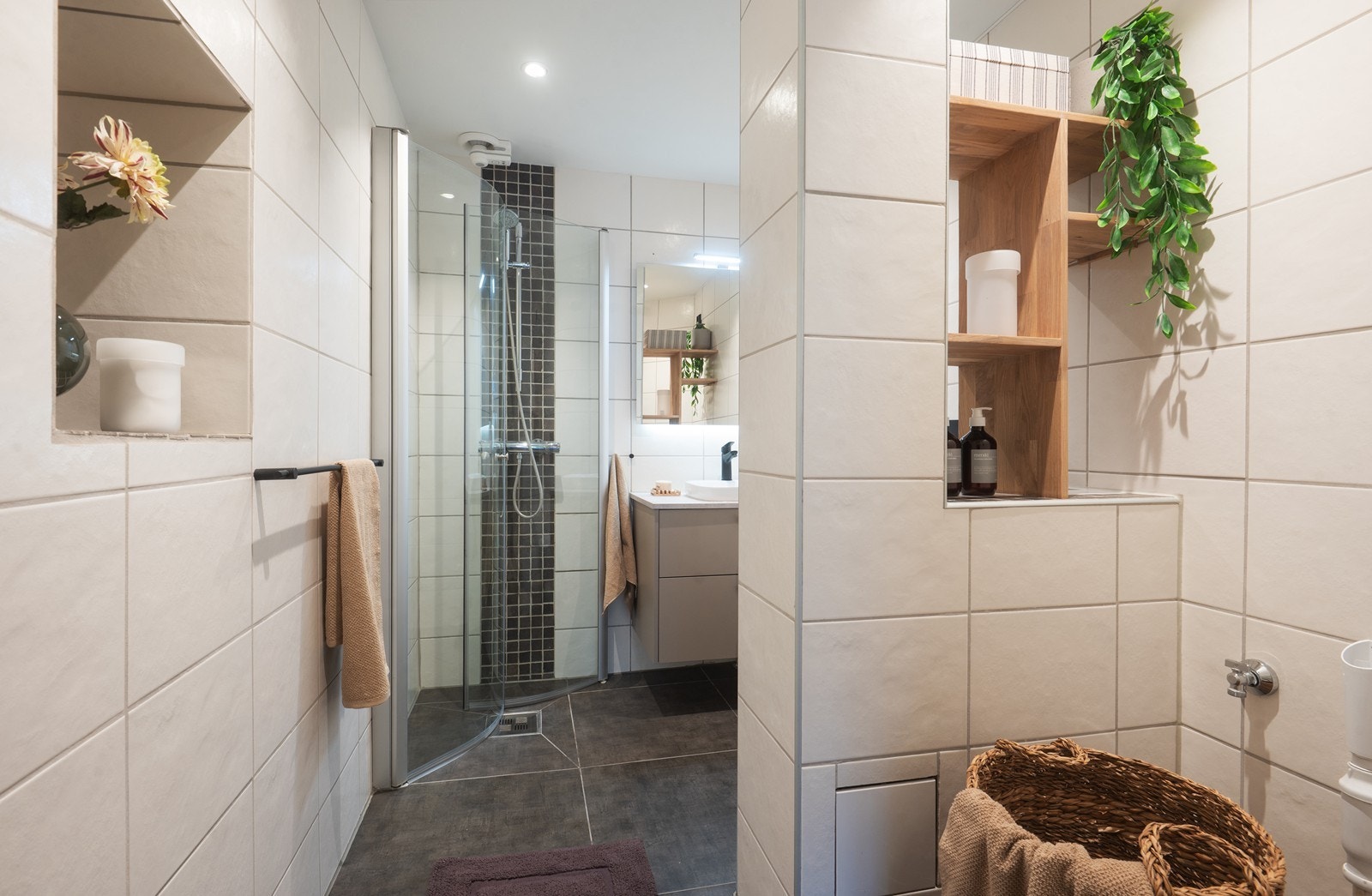 Pent flislagt bad med downlights og gulvfliser fra 2025, gulvvarme. Galleribilde