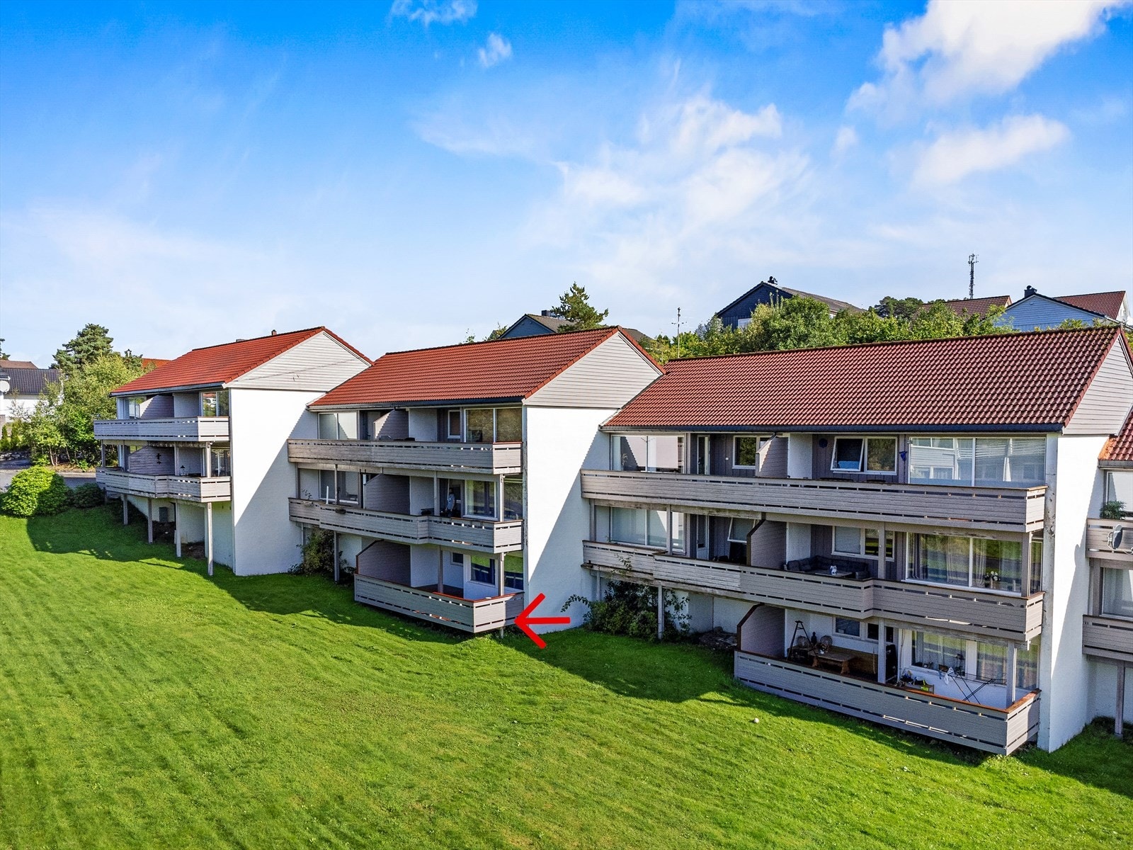 Leiligheten ligger på bakkeplan med stor solrik terrasse. Galleribilde