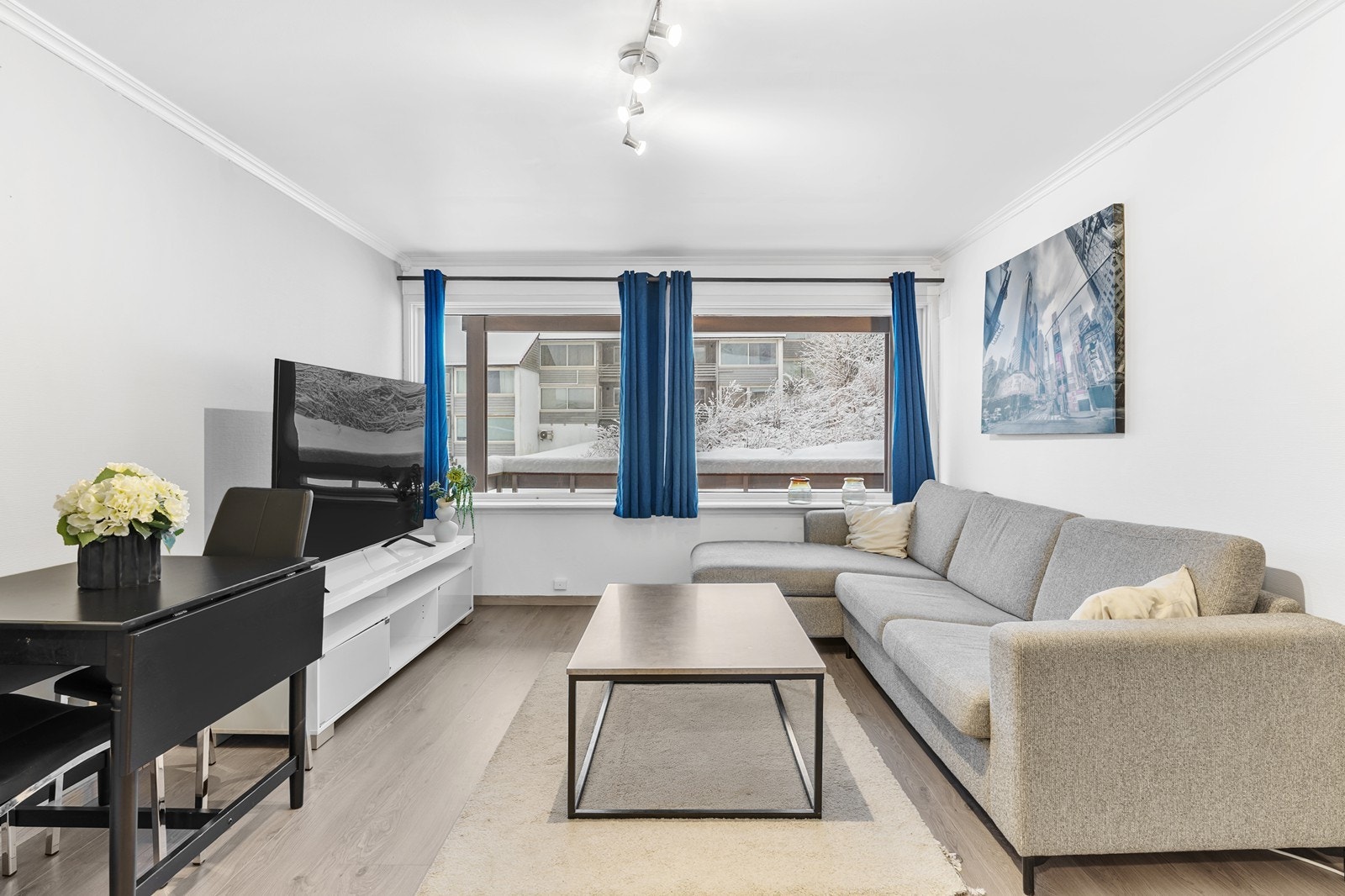 Stuen er lys og fint innredet og har nyere gulv. Galleribilde