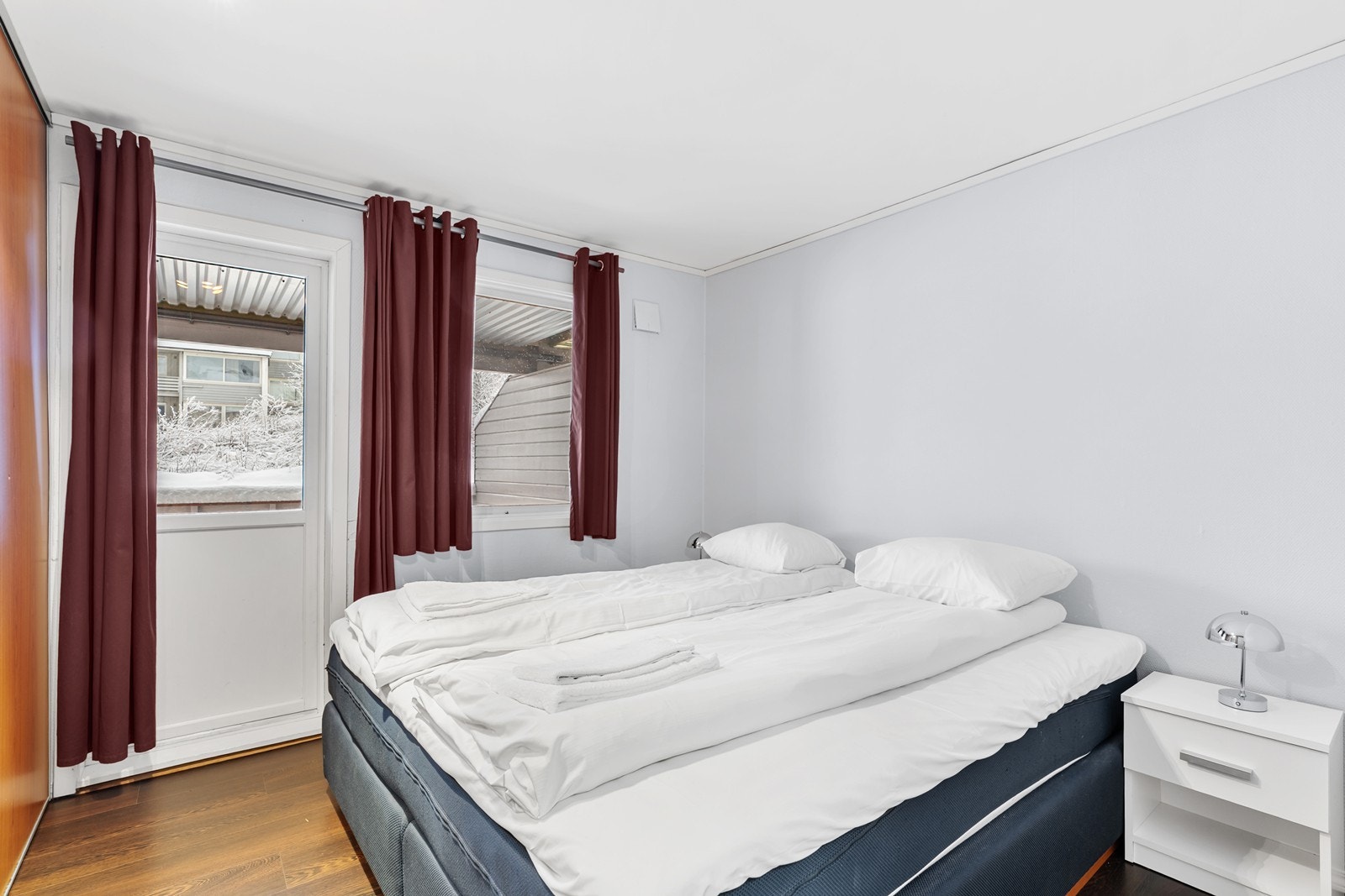 Romslig soverom med utgang til terrasse. Skyvedørsgarderobe. Galleribilde