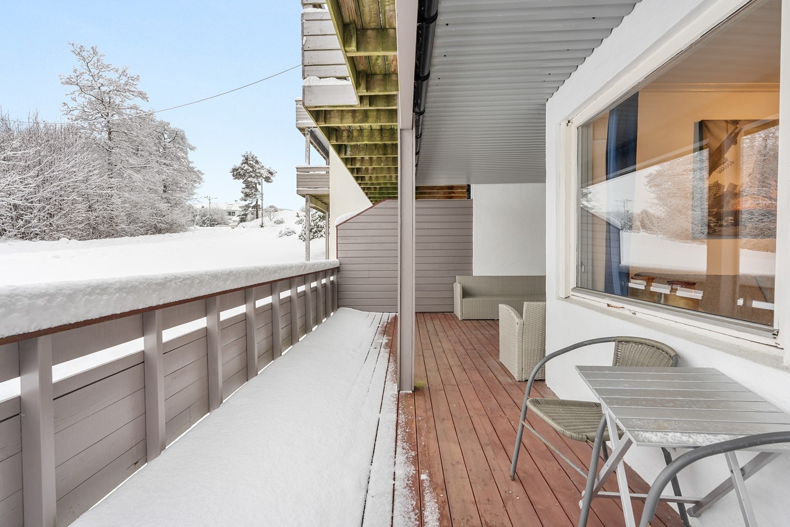 Romslig overbygd terrasse med gode solforhold. Galleribilde